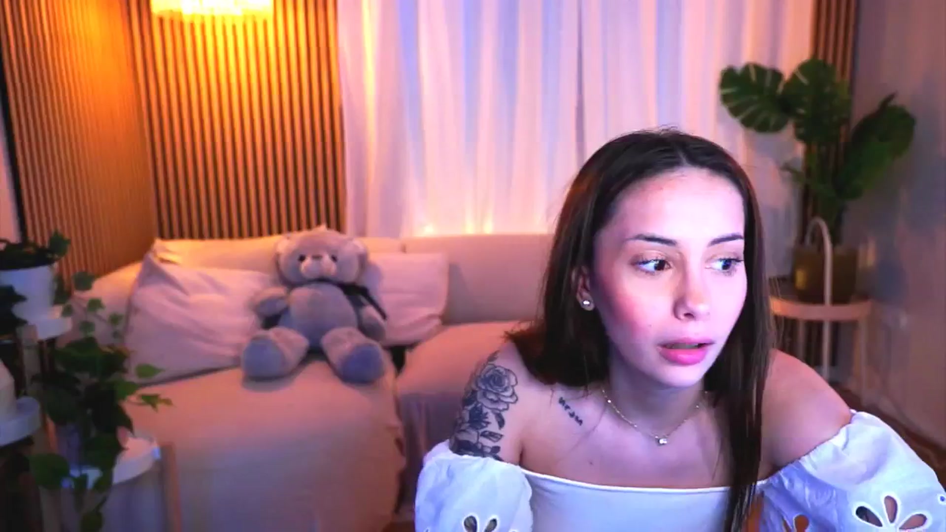 Gallery image thumbnail from Naomii18's myfreecams stream on, 03/24/2025, 16:28 image 9 of 20