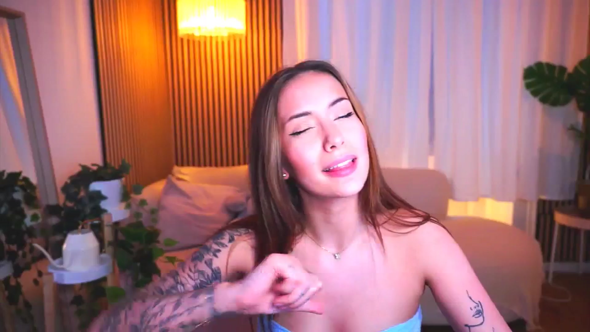 Gallery image thumbnail from Naomii18's myfreecams stream on, 03/25/2025, 14:42 image 14 of 20