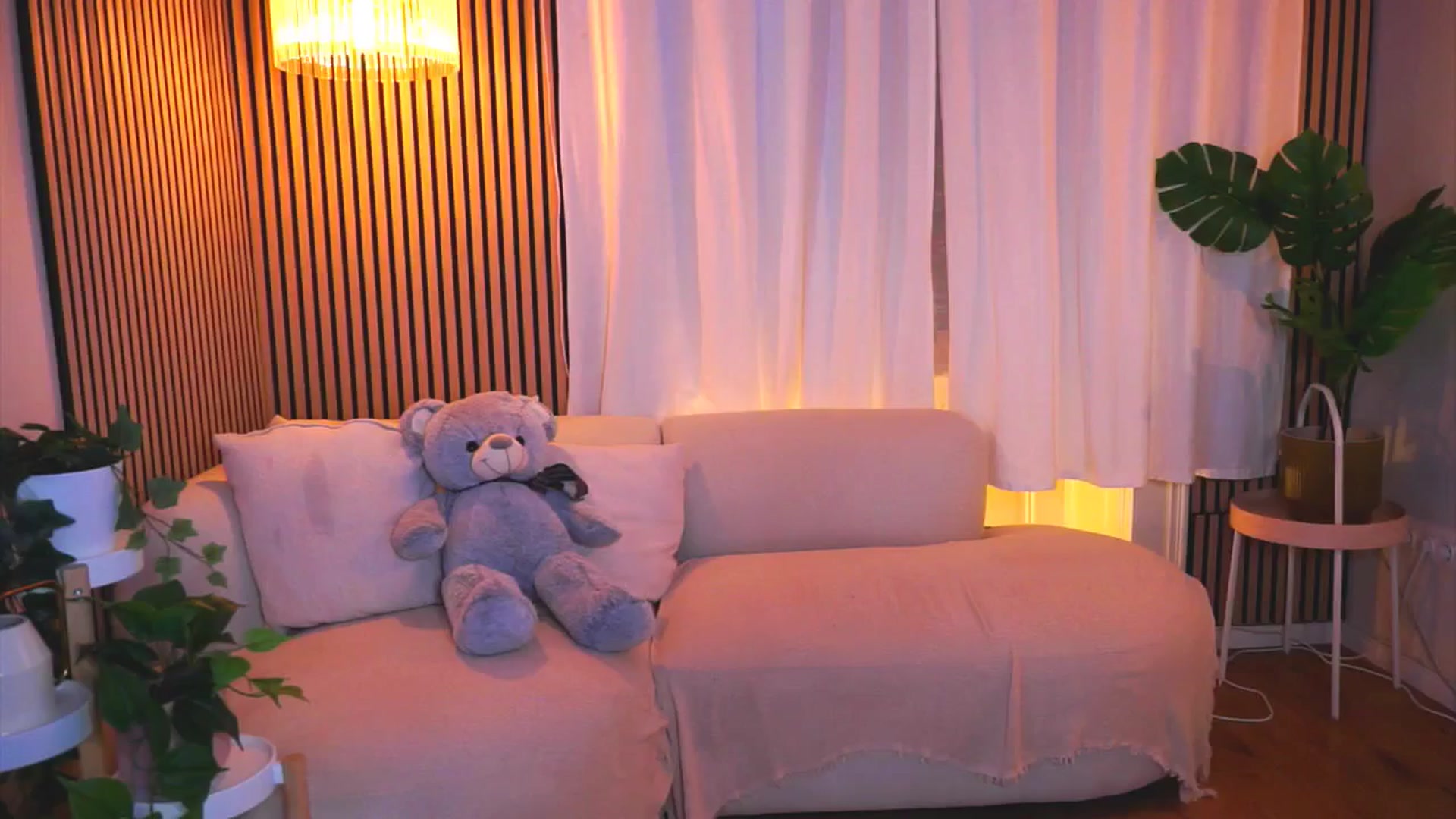 Gallery image thumbnail from Naomii18's myfreecams stream on, 03/25/2025, 18:29 image 10 of 20