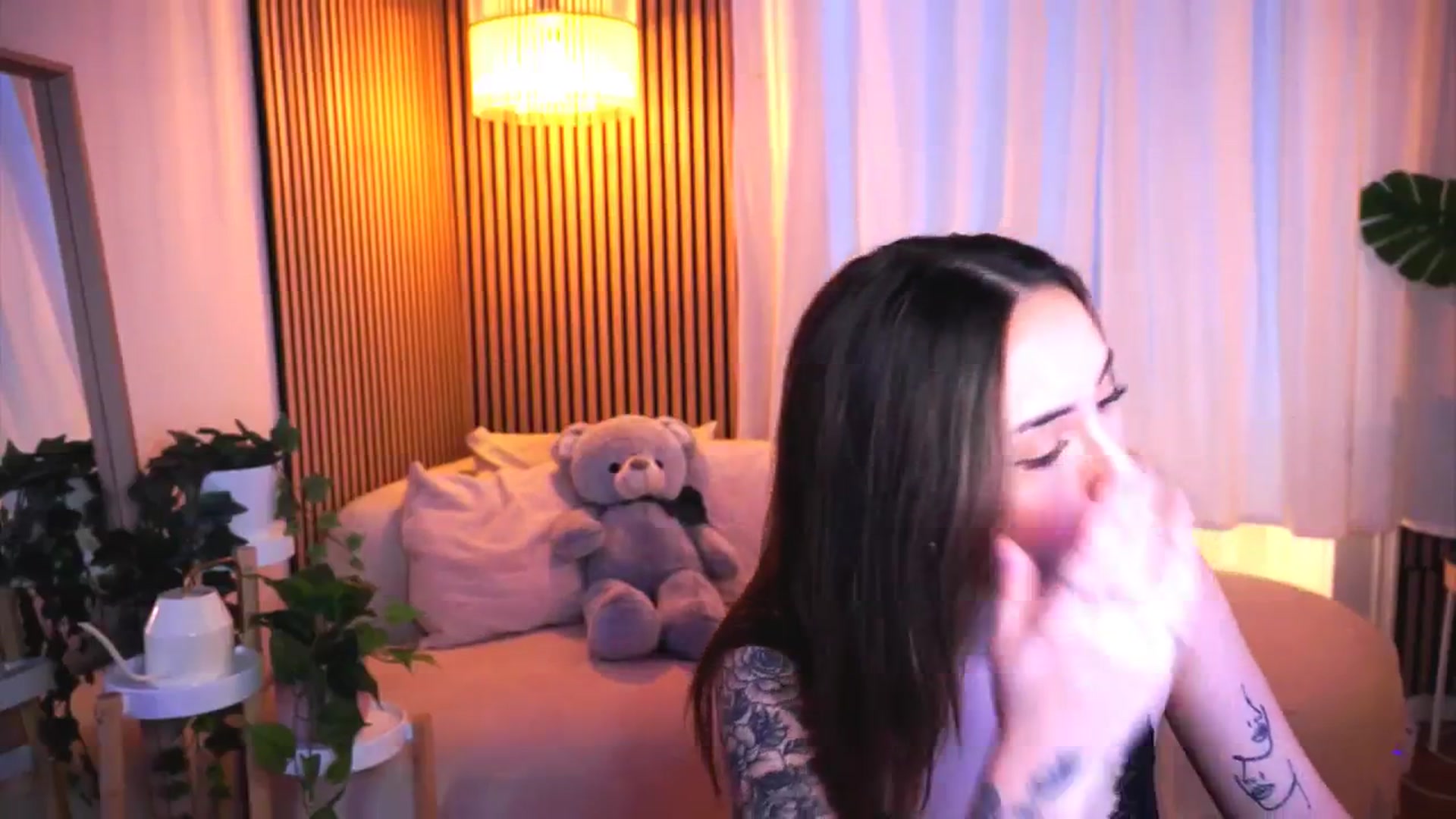 Gallery image thumbnail from Naomii18's myfreecams stream on, 03/27/2025, 16:02 image 7 of 20