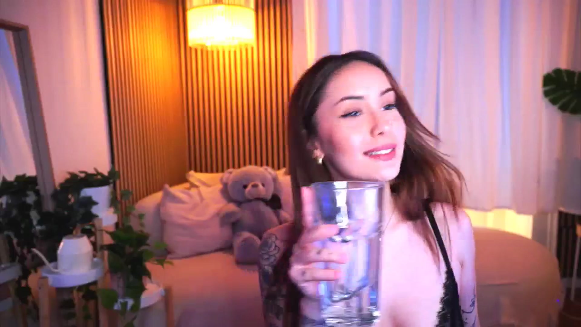 Gallery image thumbnail from Naomii18's myfreecams stream on, 03/27/2025, 16:02 image 10 of 20