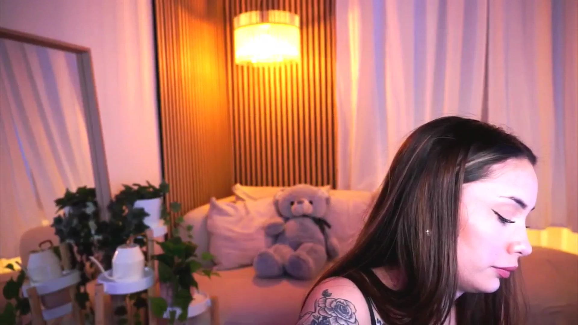 Gallery image thumbnail from Naomii18's myfreecams stream on, 03/27/2025, 18:29 image 5 of 20