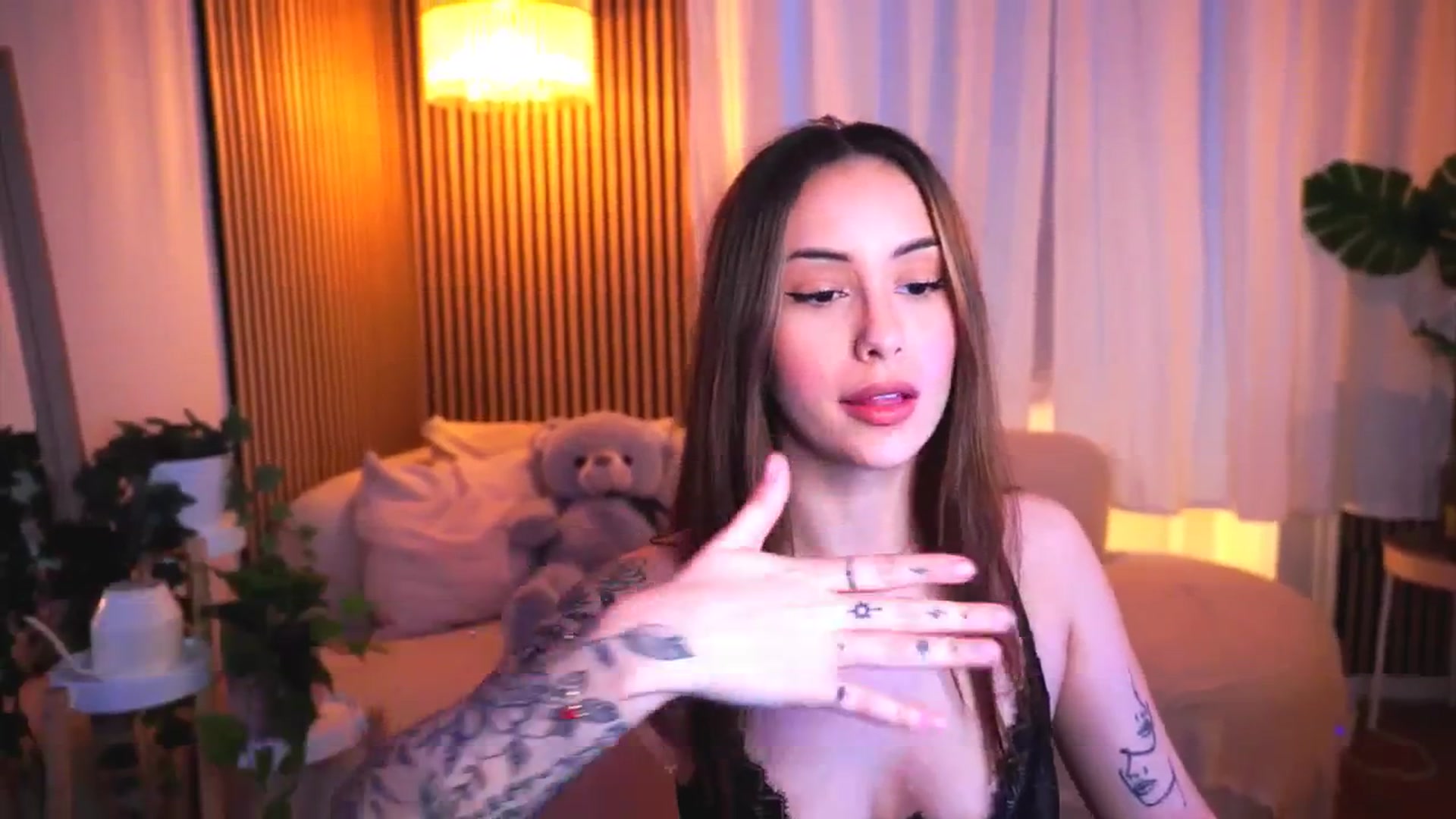 Gallery image thumbnail from Naomii18's myfreecams stream on, 03/27/2025, 18:29 image 3 of 20