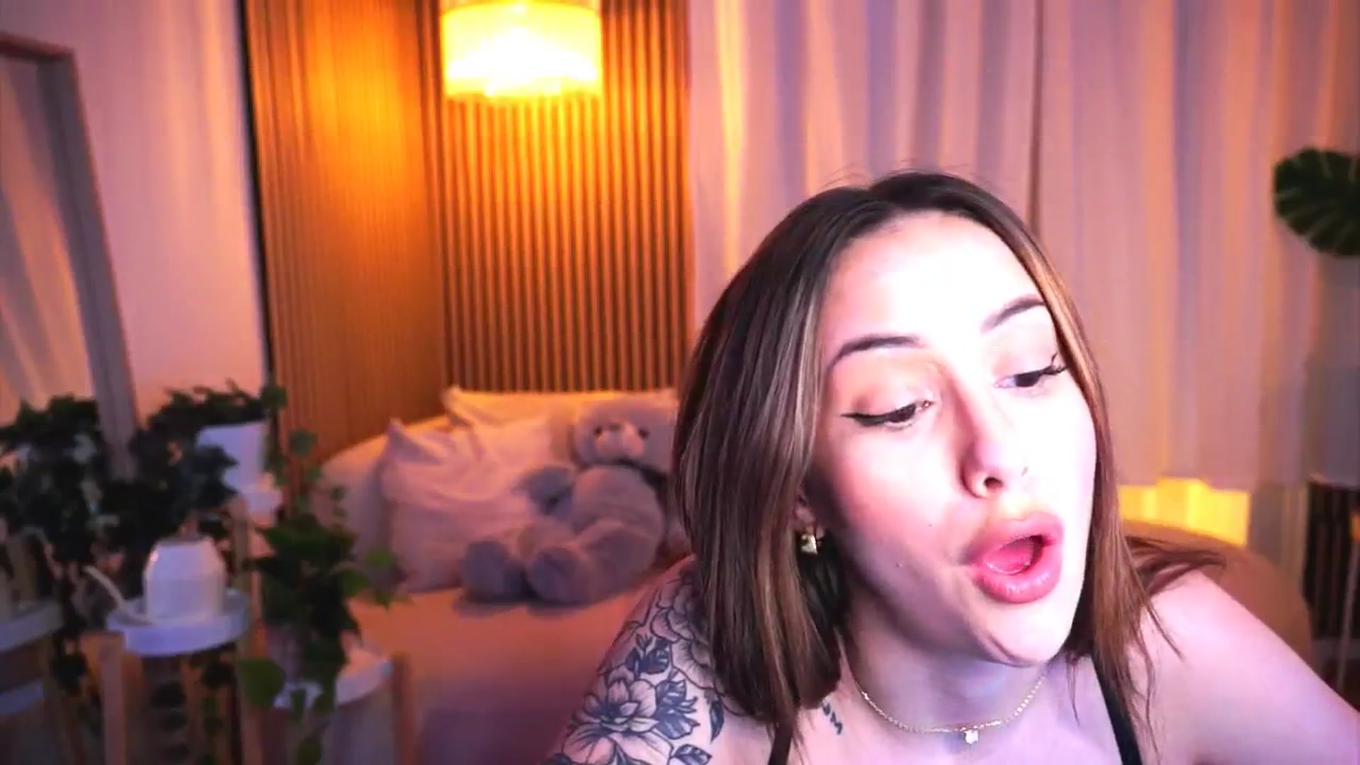Gallery image thumbnail from Naomii18's myfreecams stream on, 03/27/2025, 18:29 image 10 of 20