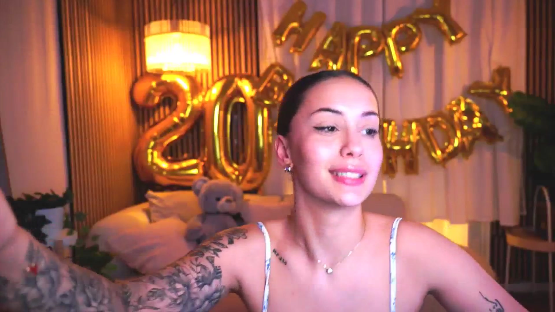 Gallery image thumbnail from Naomii18's myfreecams stream on, 04/03/2025, 17:38 image 16 of 20