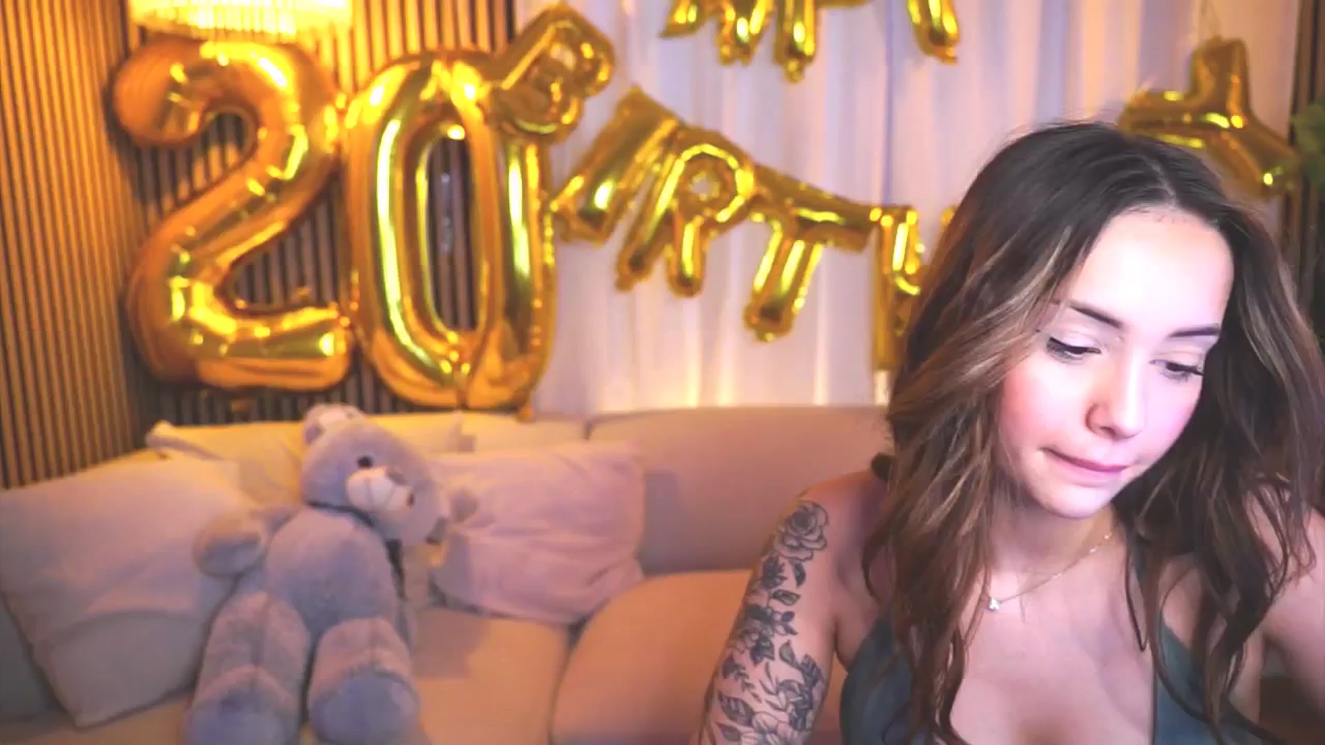 Gallery image thumbnail from Naomii18's myfreecams stream on, 04/04/2025, 15:51 image 6 of 20