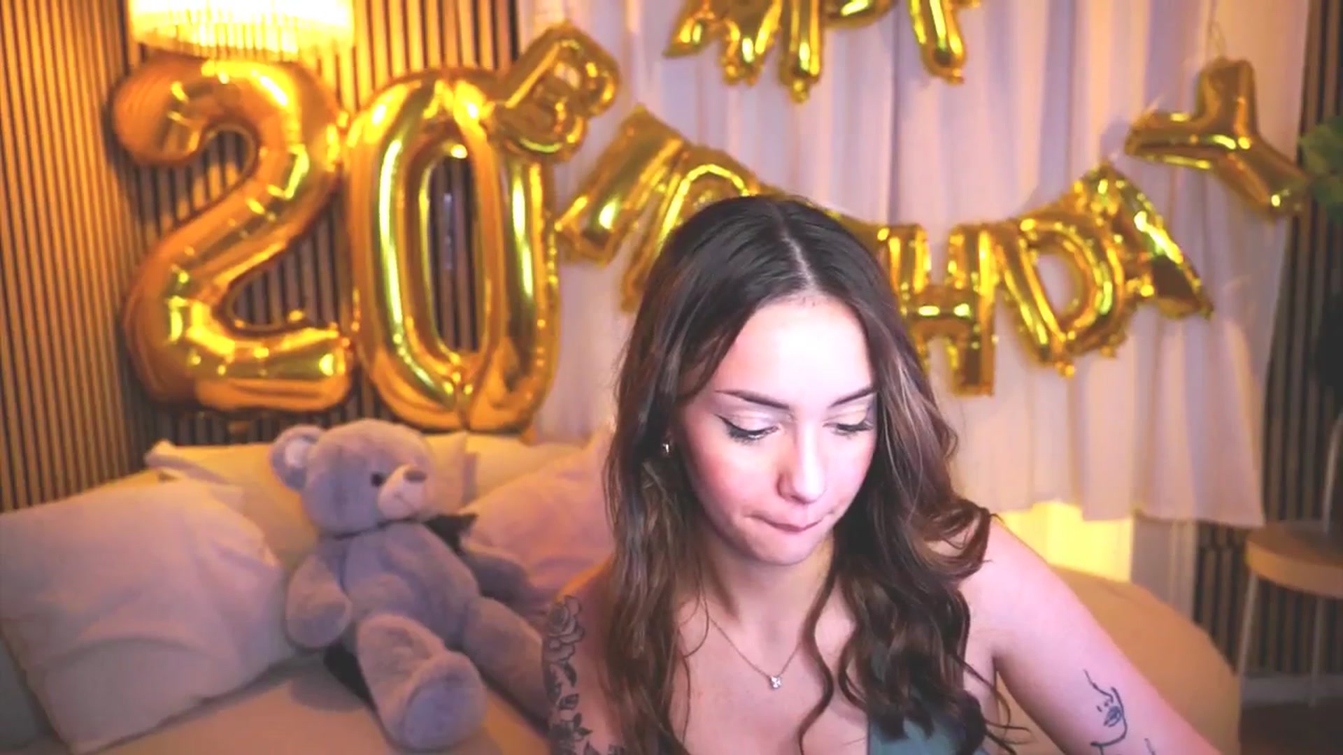 Gallery image thumbnail from Naomii18's myfreecams stream on, 04/04/2025, 17:32 image 4 of 20