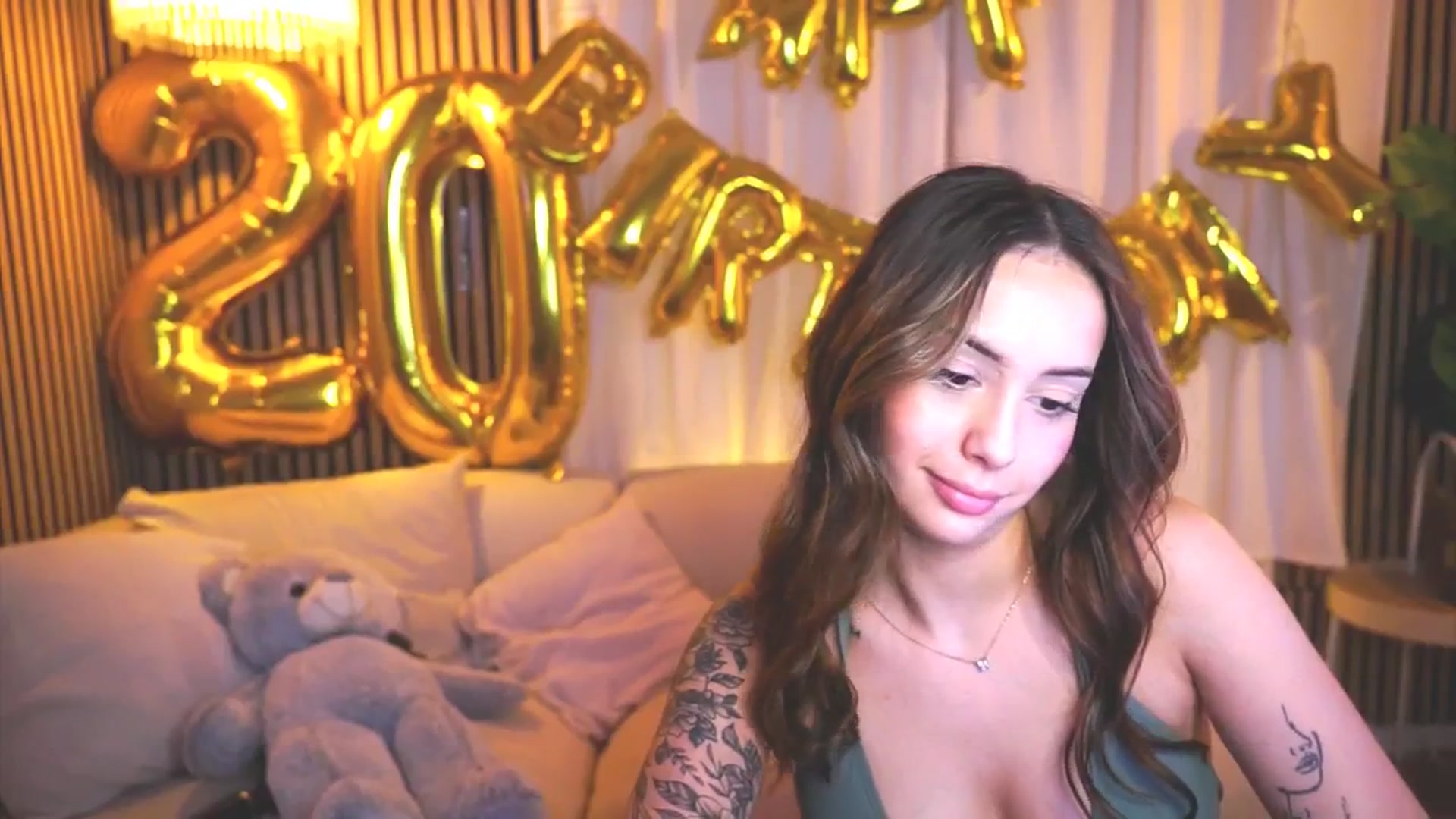 Gallery image thumbnail from Naomii18's myfreecams stream on, 04/04/2025, 17:32 image 16 of 20