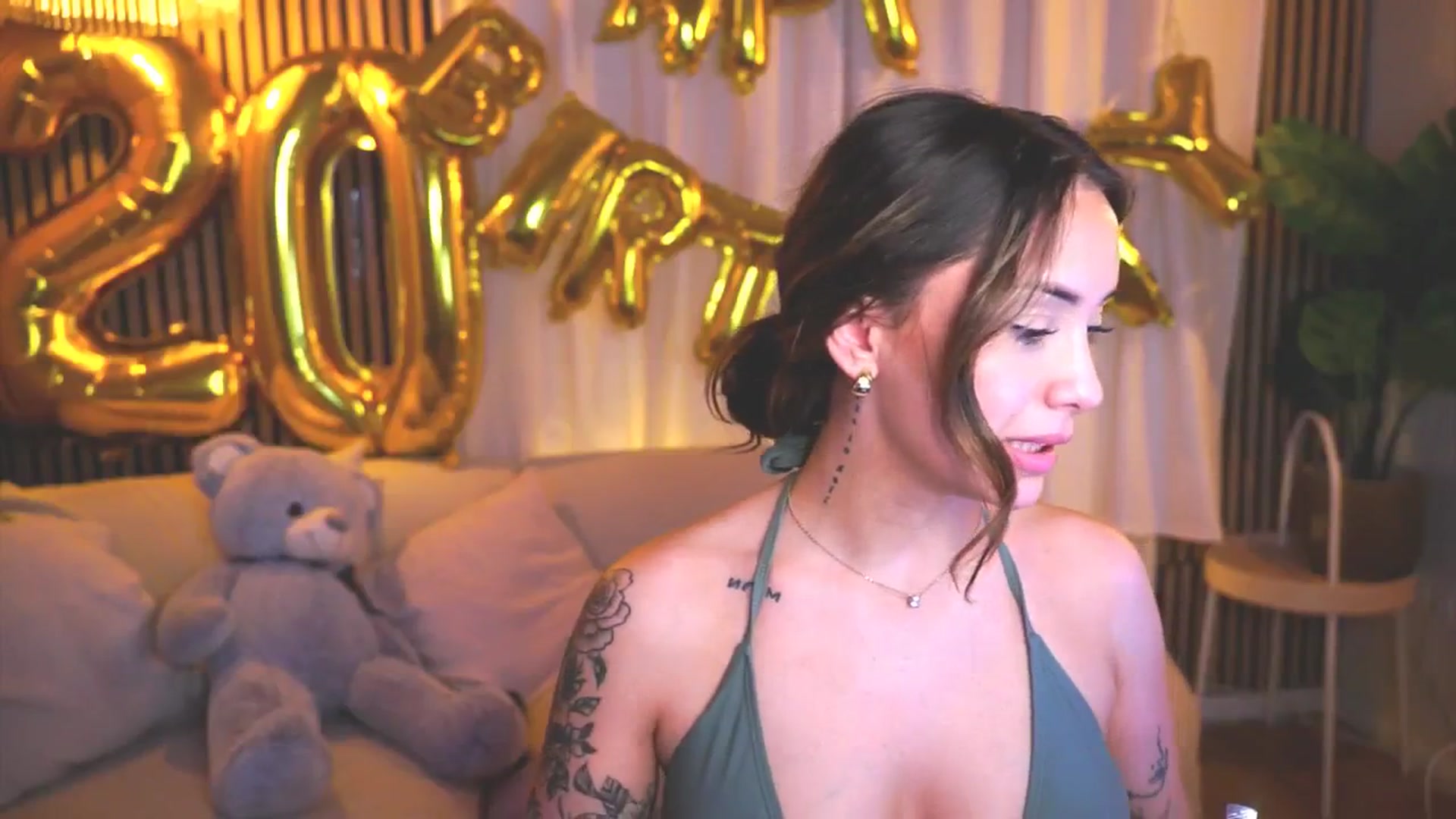 Gallery image thumbnail from Naomii18's myfreecams stream on, 04/04/2025, 17:32 image 11 of 20