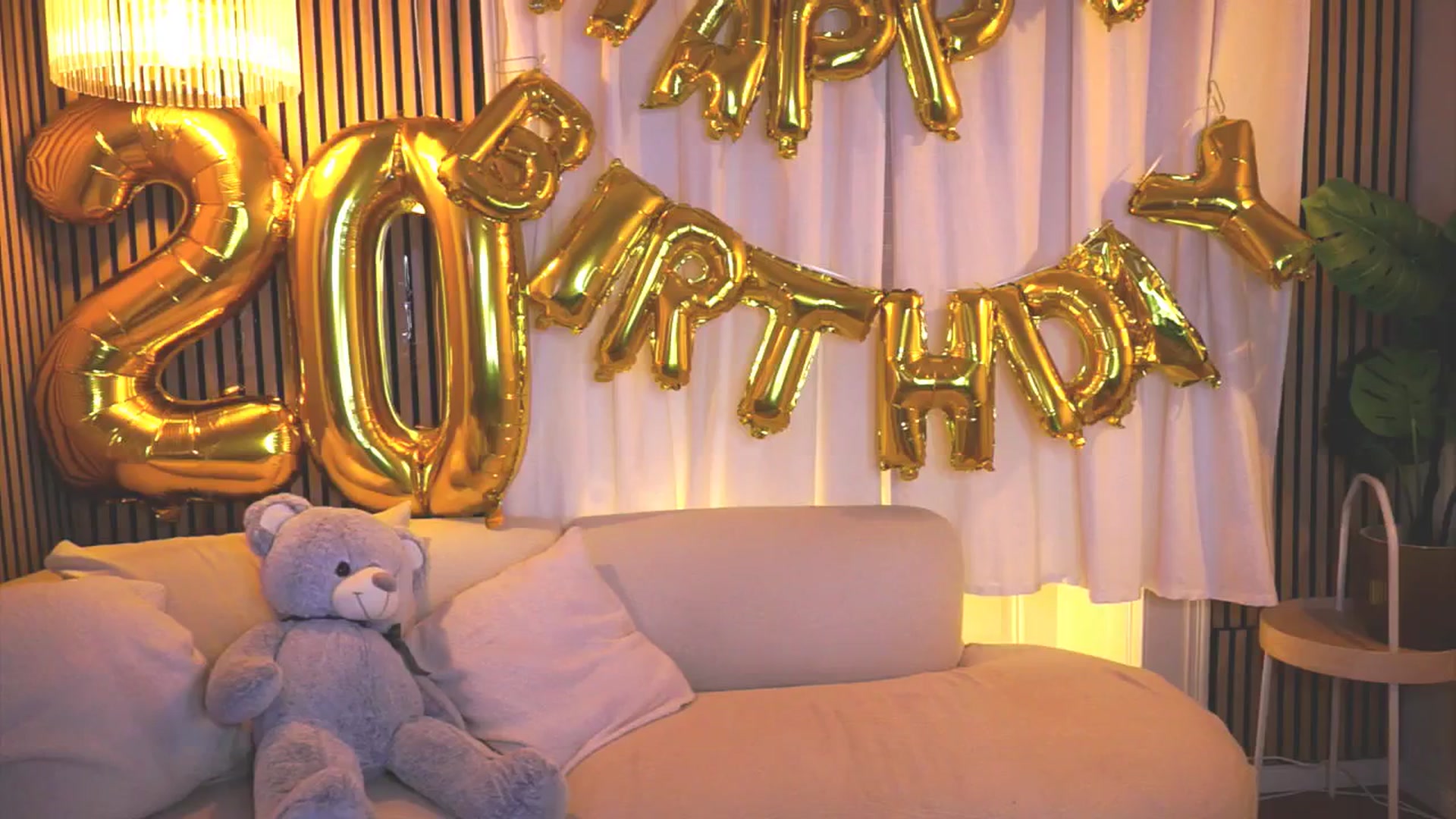Gallery image thumbnail from Naomii18's myfreecams stream on, 04/04/2025, 17:32 image 13 of 20