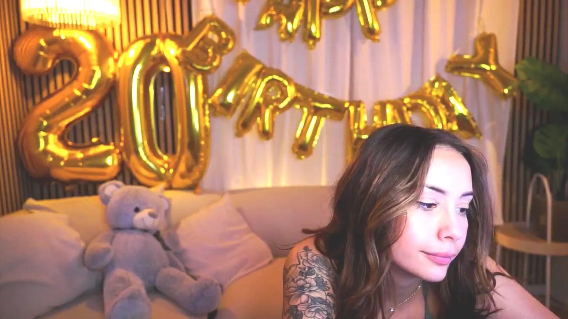 Gallery image thumbnail from Naomii18's myfreecams stream on, 04/04/2025, 17:32 image 9 of 20