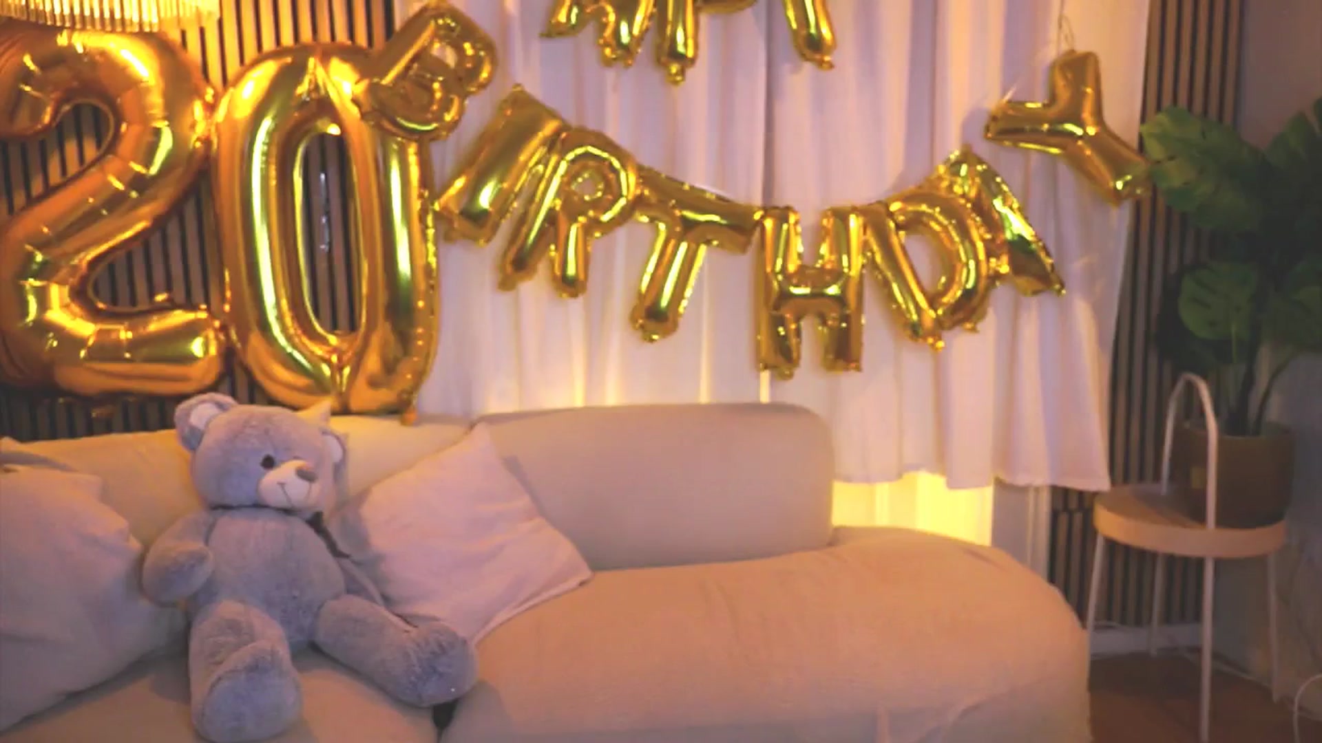 Gallery image thumbnail from Naomii18's myfreecams stream on, 04/04/2025, 17:32 image 12 of 20