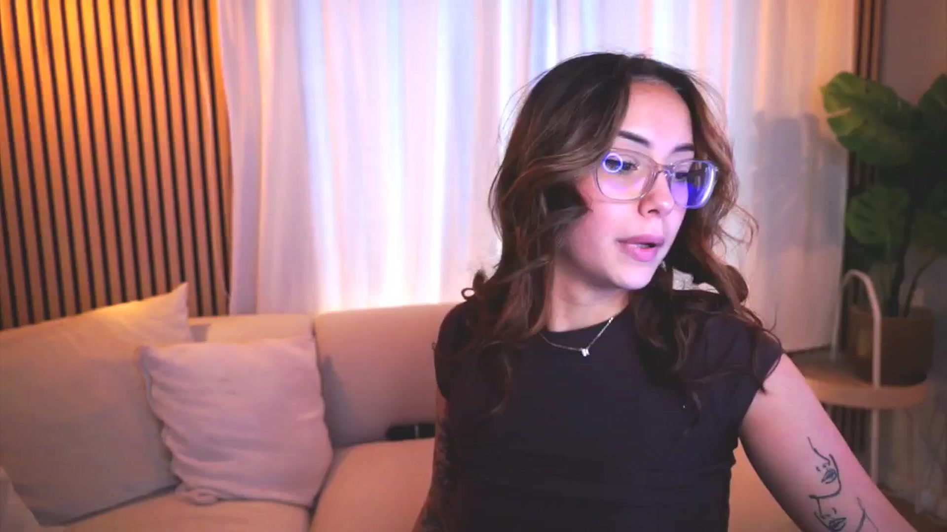 Gallery image thumbnail from Naomii18's myfreecams stream on, 04/08/2025, 14:04 image 4 of 20