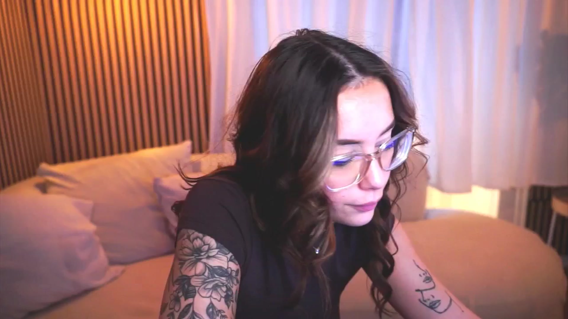 Gallery image thumbnail from Naomii18's myfreecams stream on, 04/08/2025, 14:04 image 12 of 20