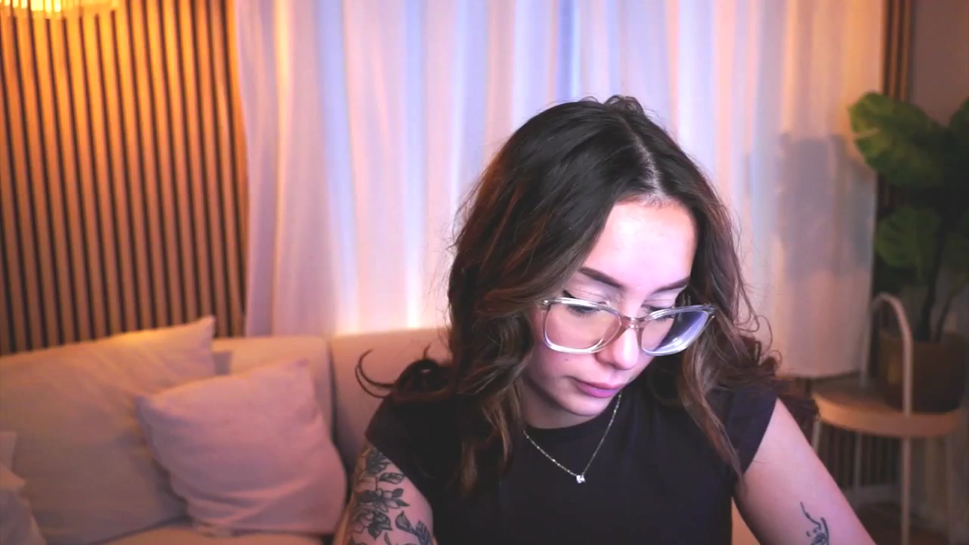 Gallery image thumbnail from Naomii18's myfreecams stream on, 04/08/2025, 14:04 image 16 of 20