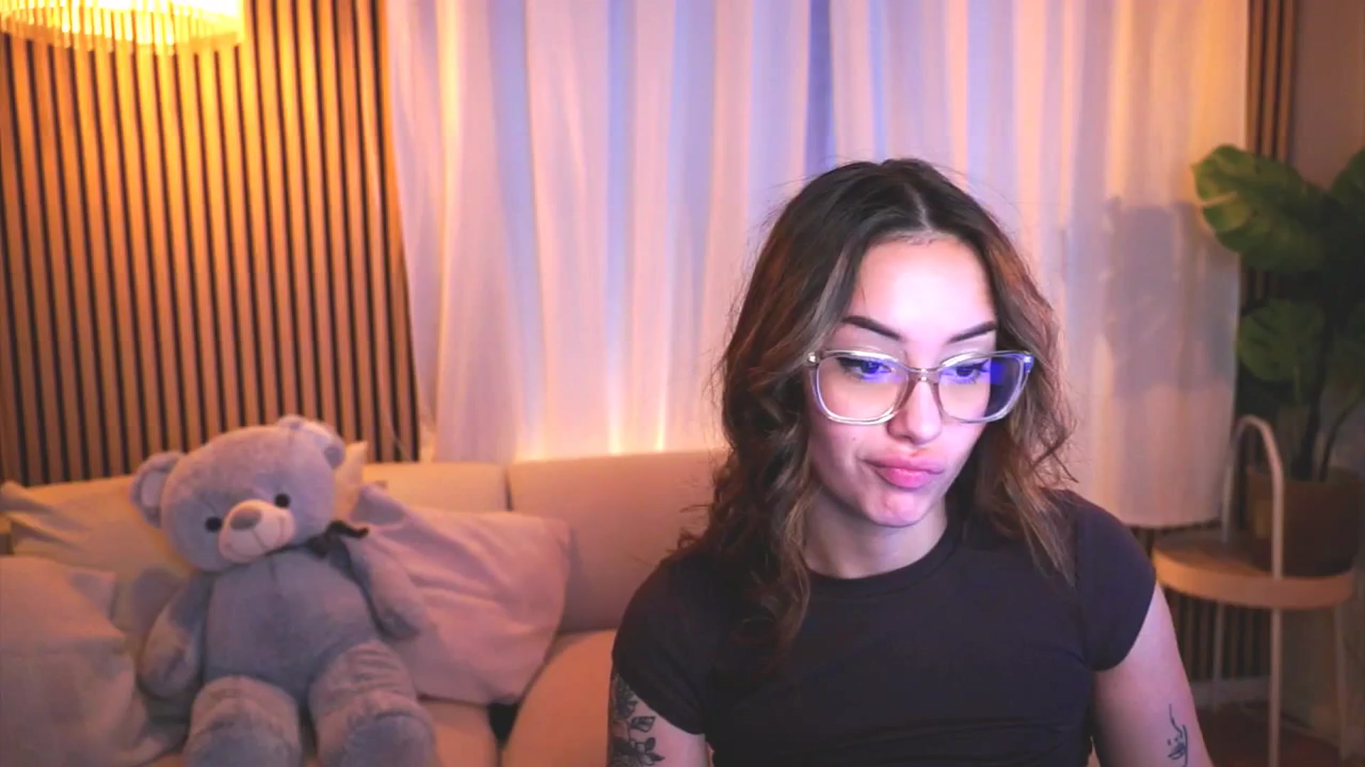 Gallery image thumbnail from Naomii18's myfreecams stream on, 04/08/2025, 15:49 image 13 of 20