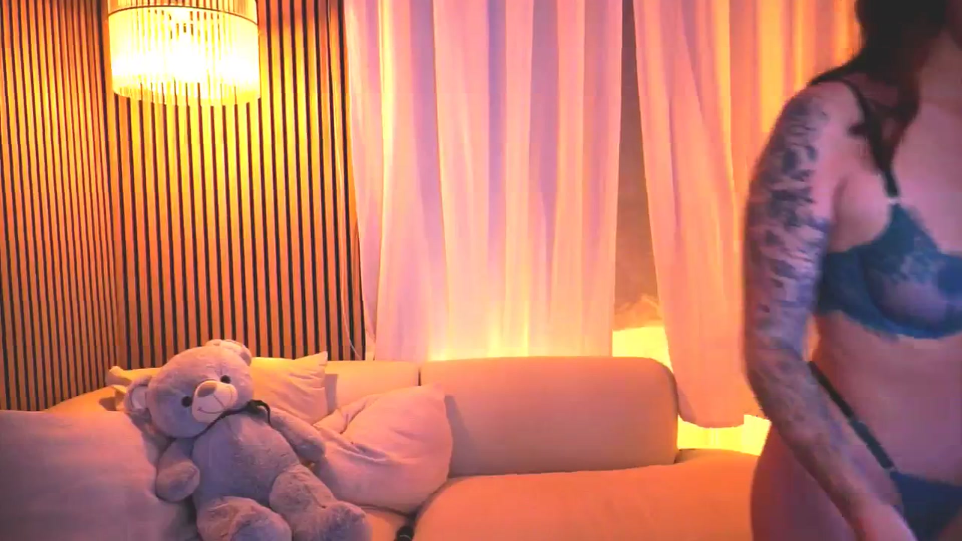 Gallery image thumbnail from Naomii18's myfreecams stream on, 04/09/2025, 18:32 image 12 of 20