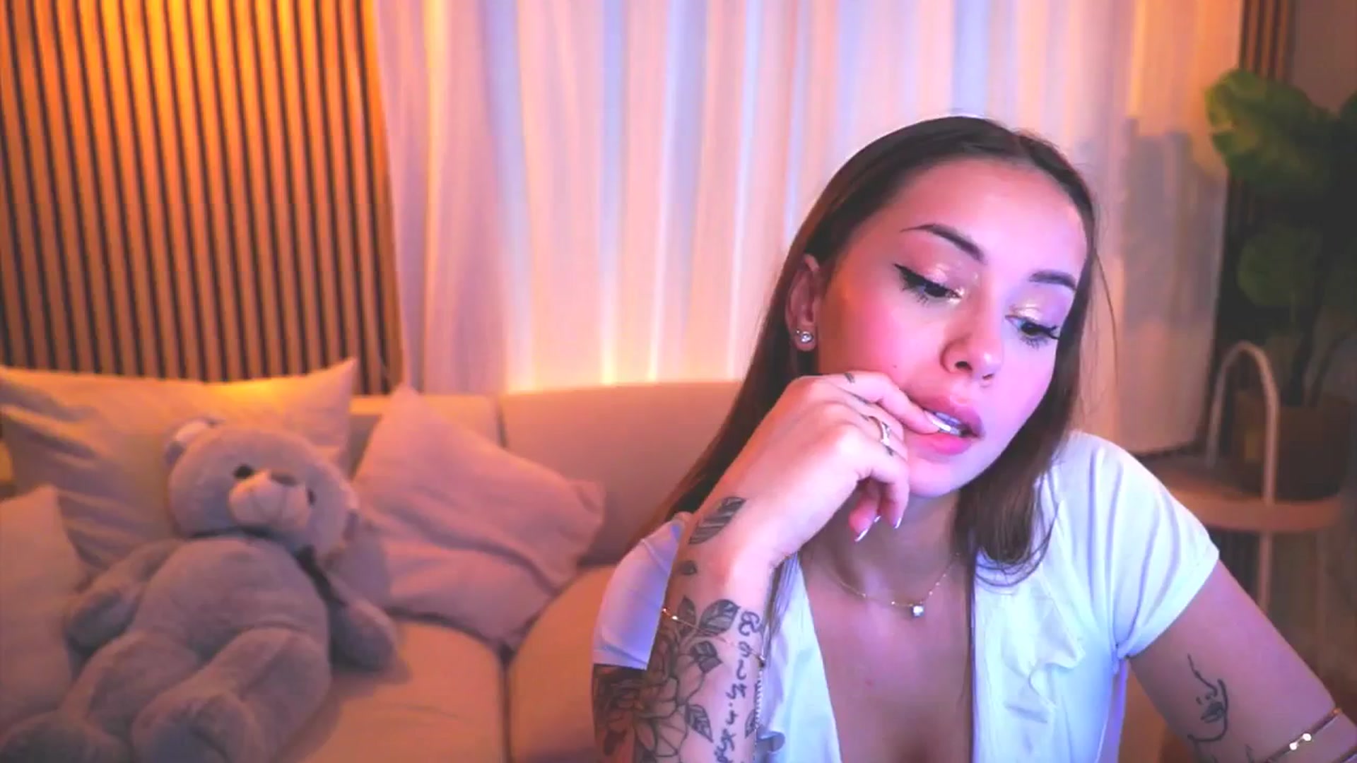 Gallery image thumbnail from Naomii18's myfreecams stream on, 04/10/2025, 14:13 image 13 of 20