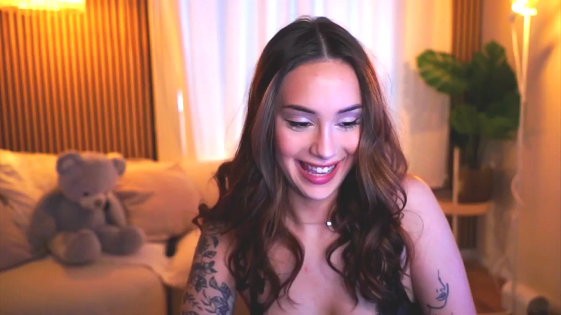 Gallery image thumbnail from Naomii18's myfreecams stream on, 04/11/2025, 14:19 image 2 of 20