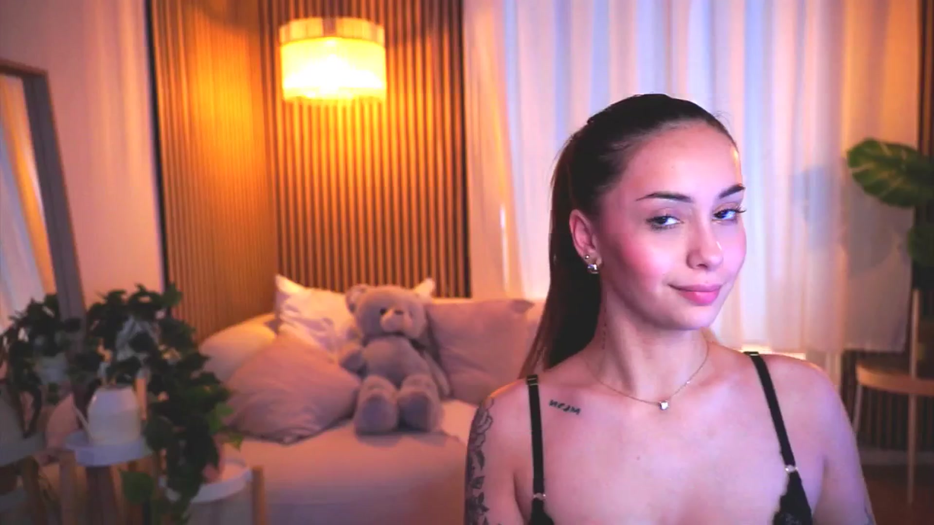 Gallery image thumbnail from Naomii18's myfreecams stream on, 04/17/2025, 13:01 image 8 of 20