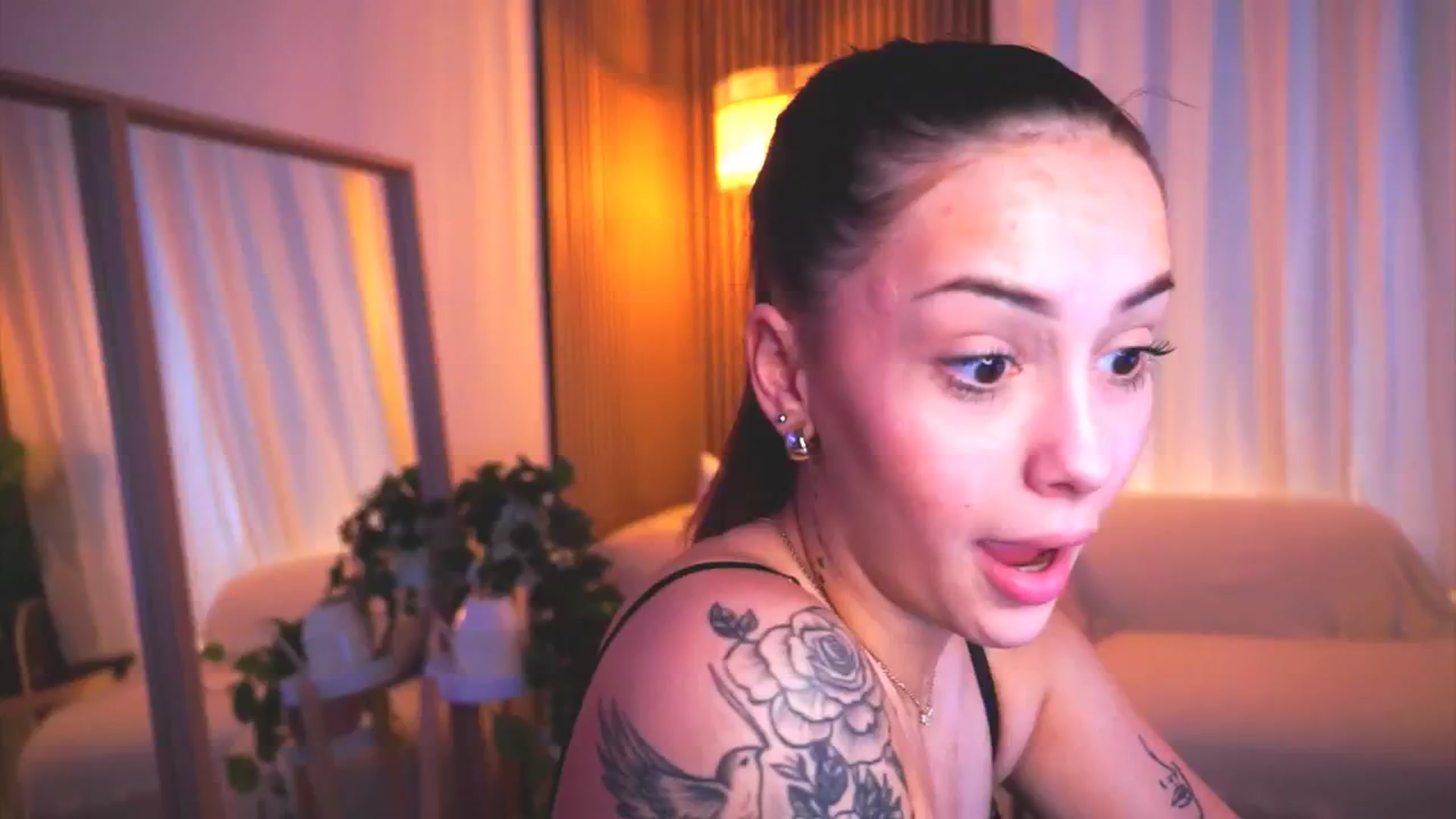 Gallery image thumbnail from Naomii18's myfreecams stream on, 04/17/2025, 14:38 image 15 of 20