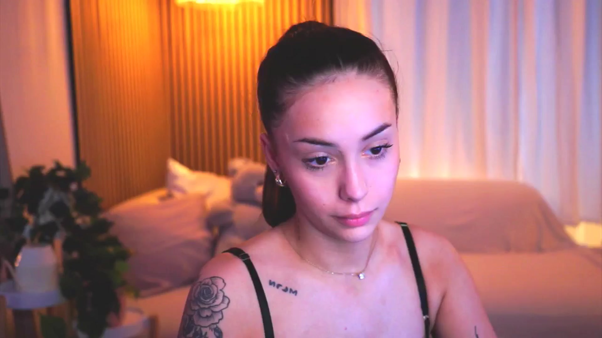 Gallery image thumbnail from Naomii18's myfreecams stream on, 04/17/2025, 14:38 image 18 of 20
