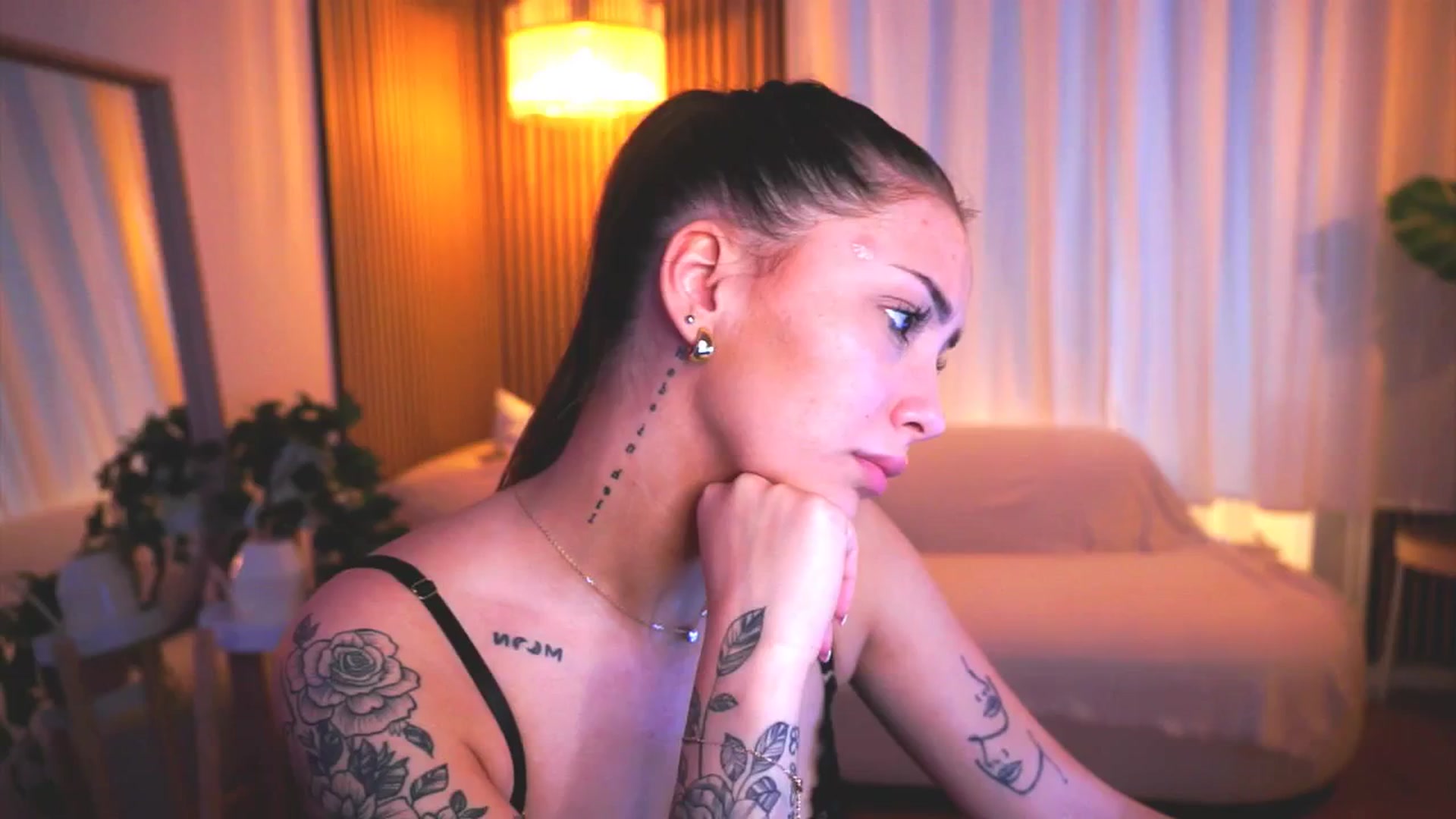 Gallery image thumbnail from Naomii18's myfreecams stream on, 04/17/2025, 14:38 image 19 of 20