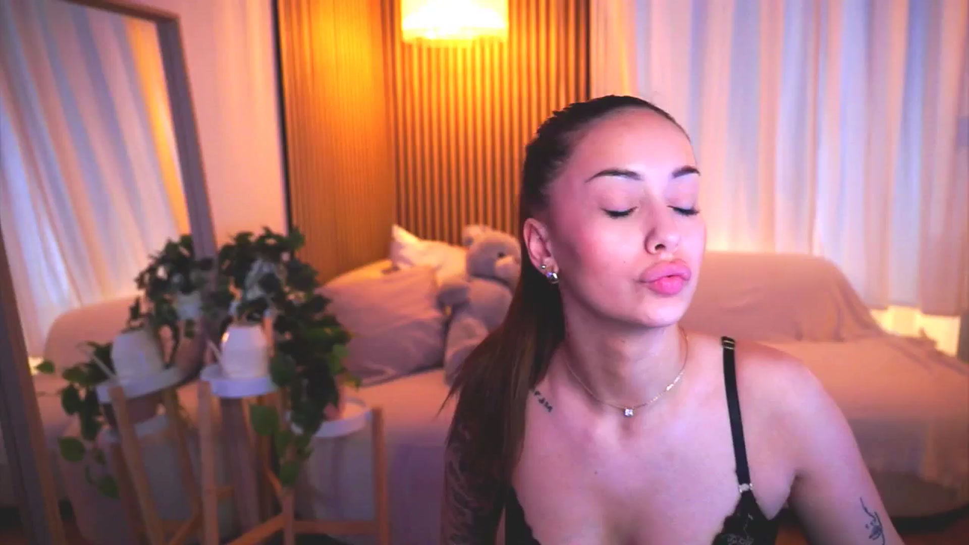 Gallery image thumbnail from Naomii18's myfreecams stream on, 04/17/2025, 14:38 image 6 of 20