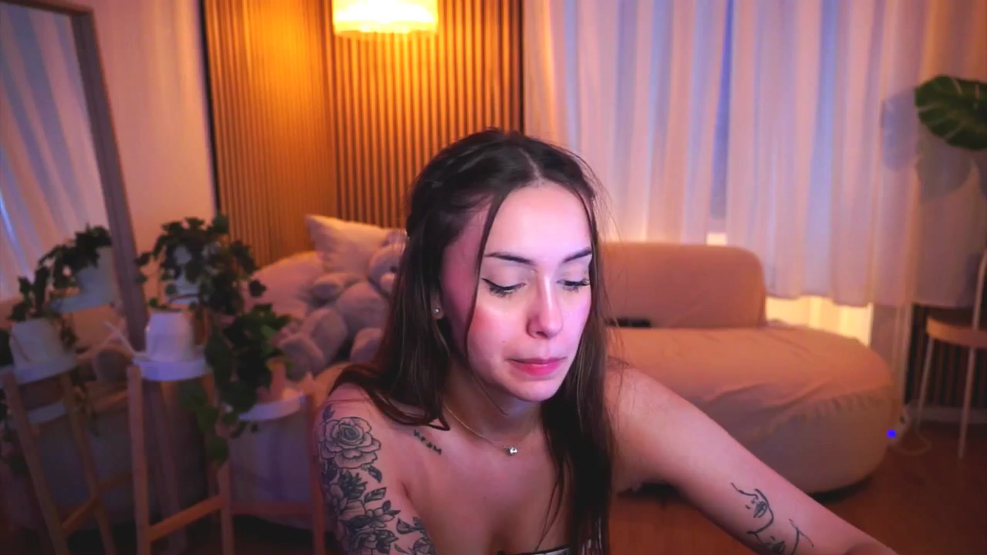 Gallery image thumbnail from Naomii18's myfreecams stream on, 04/19/2025, 15:23 image 19 of 20