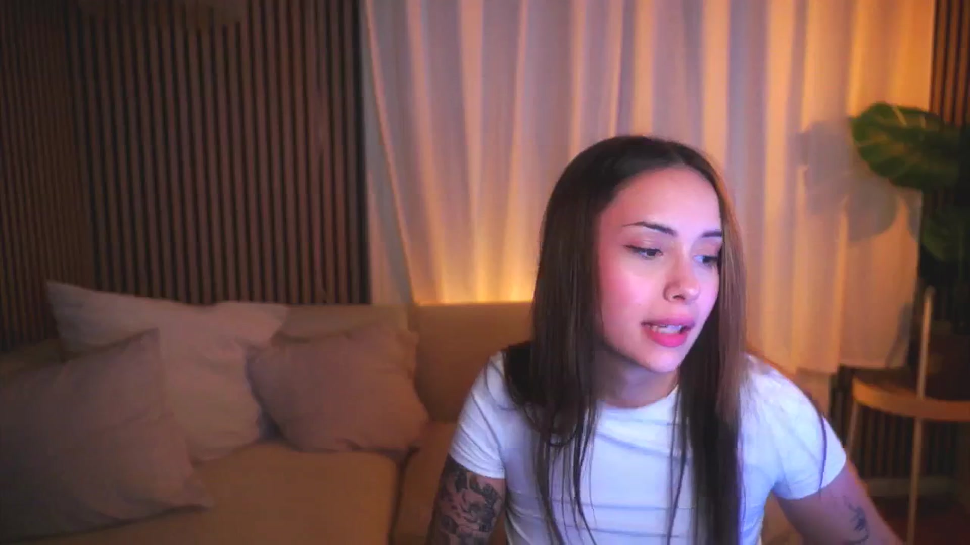 Gallery image thumbnail from Naomii18's myfreecams stream on, 04/22/2025, 17:55 image 10 of 20