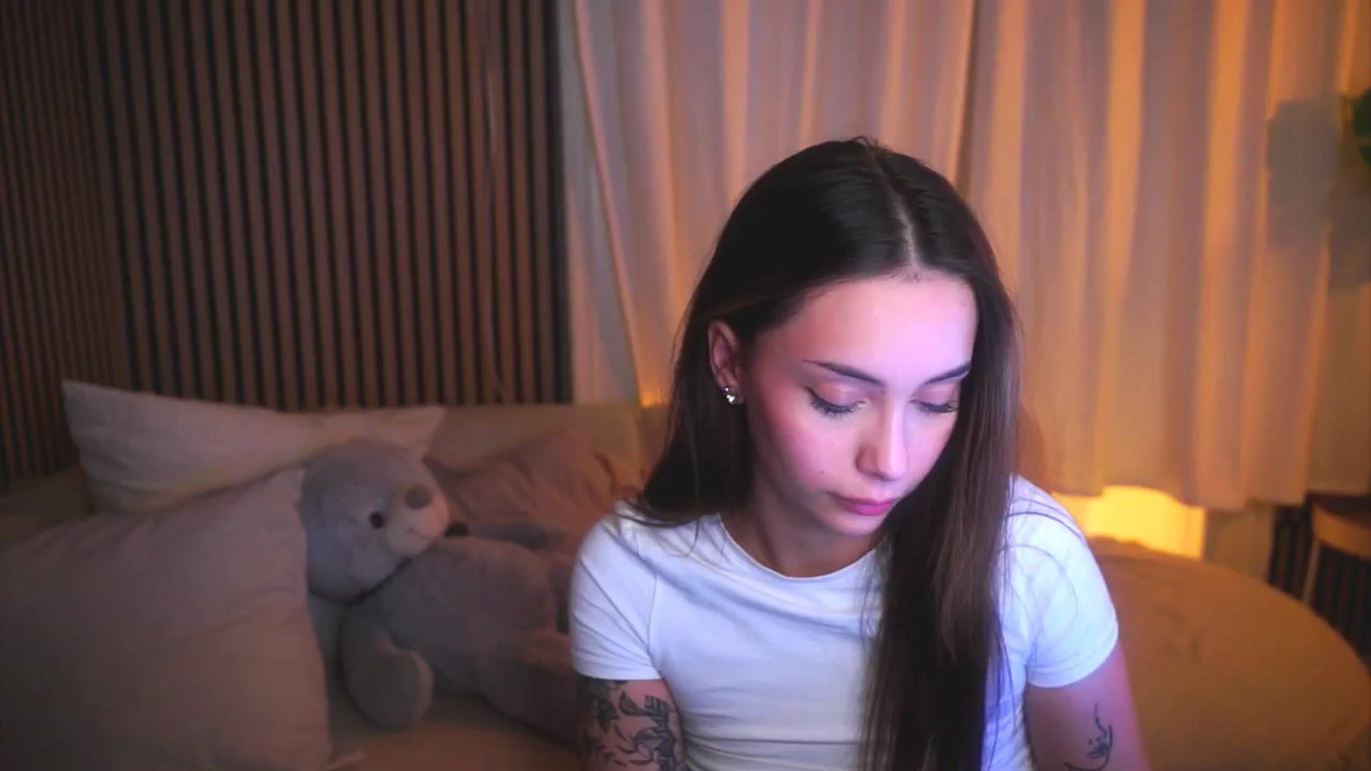 Gallery image thumbnail from Naomii18's myfreecams stream on, 04/22/2025, 20:22 image 4 of 20