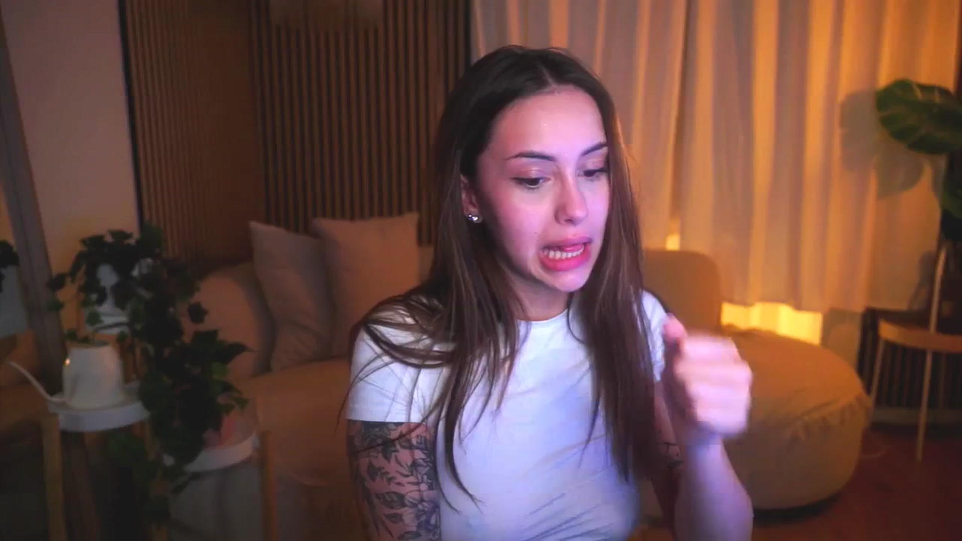 Gallery image thumbnail from Naomii18's myfreecams stream on, 04/22/2025, 20:22 image 16 of 20