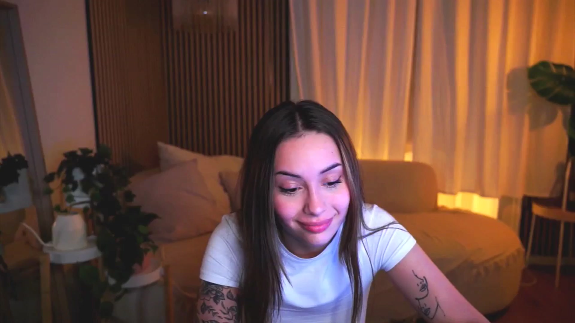 Gallery image thumbnail from Naomii18's myfreecams stream on, 04/22/2025, 21:37 image 14 of 20