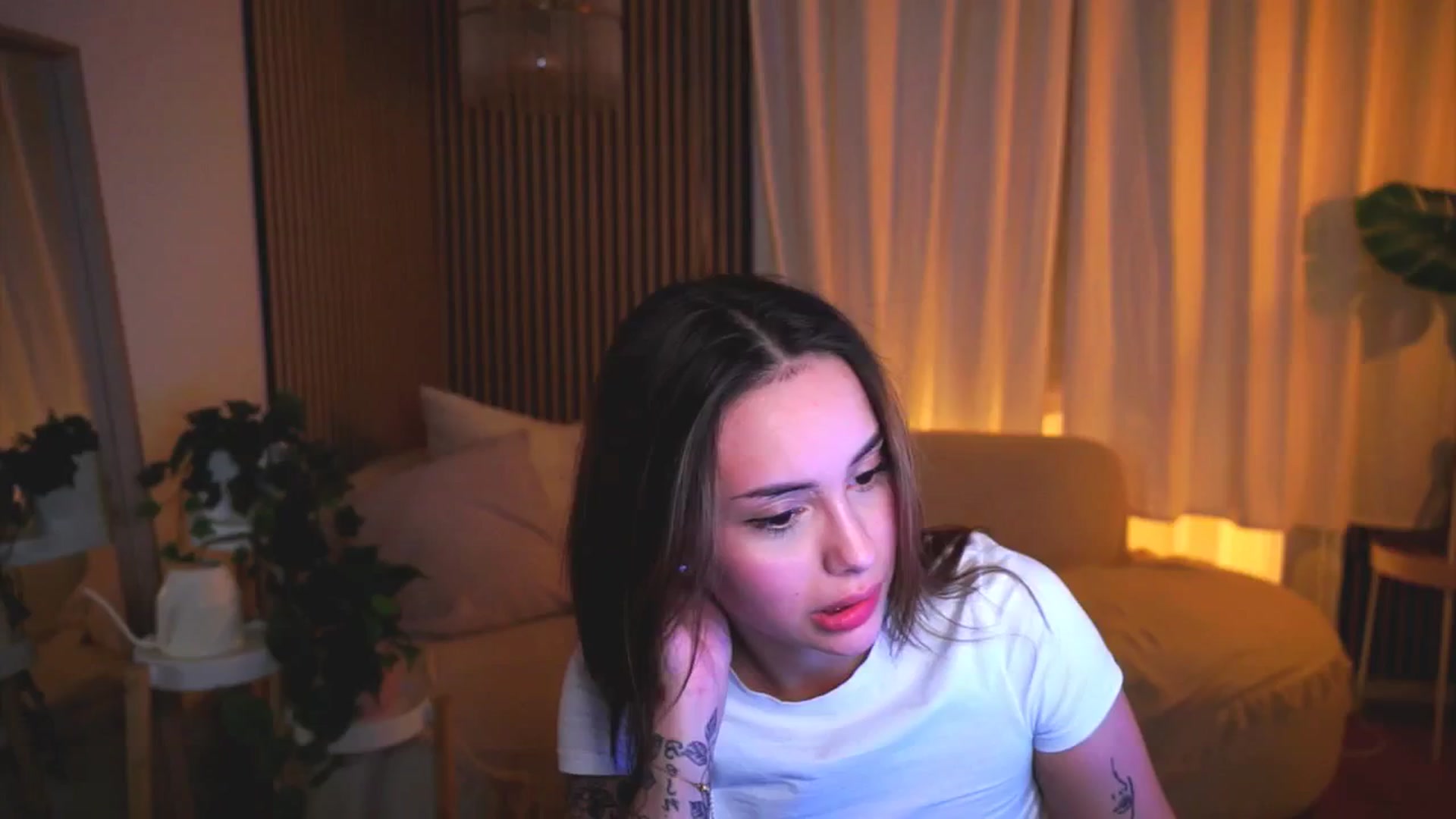 Gallery image thumbnail from Naomii18's myfreecams stream on, 04/22/2025, 21:37 image 3 of 20
