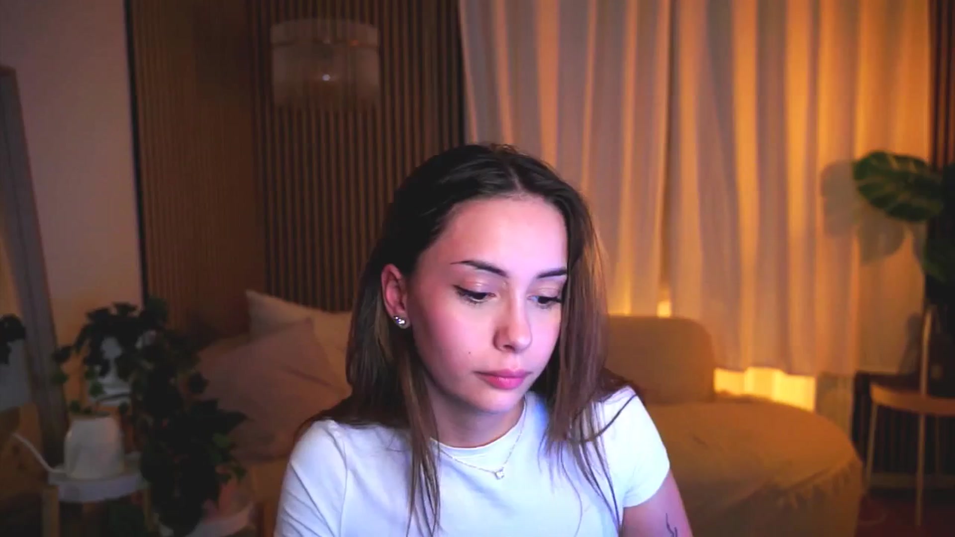 Gallery image thumbnail from Naomii18's myfreecams stream on, 04/22/2025, 21:37 image 10 of 20