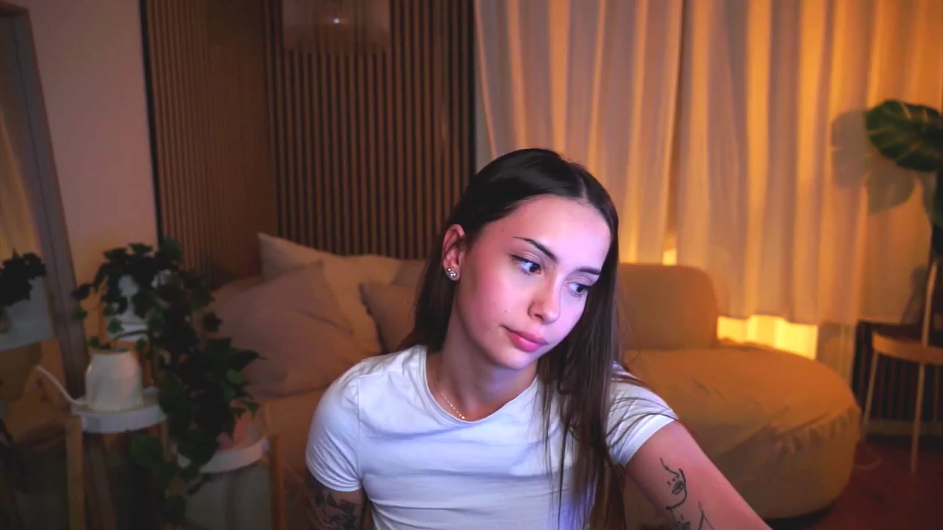 Gallery image thumbnail from Naomii18's myfreecams stream on, 04/22/2025, 21:37 image 15 of 20