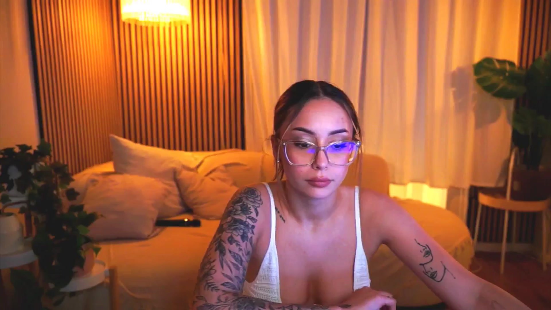 Gallery image thumbnail from Naomii18's myfreecams stream on, 04/24/2025, 17:28 image 16 of 20