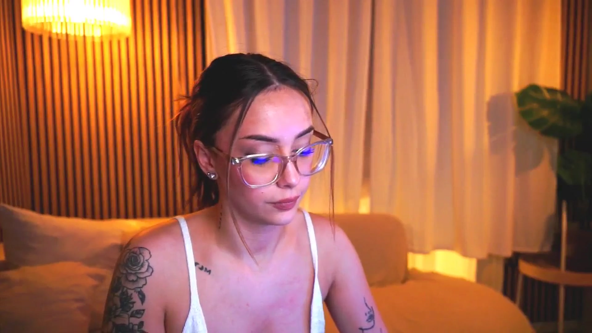 Gallery image thumbnail from Naomii18's myfreecams stream on, 04/24/2025, 18:22 image 7 of 20