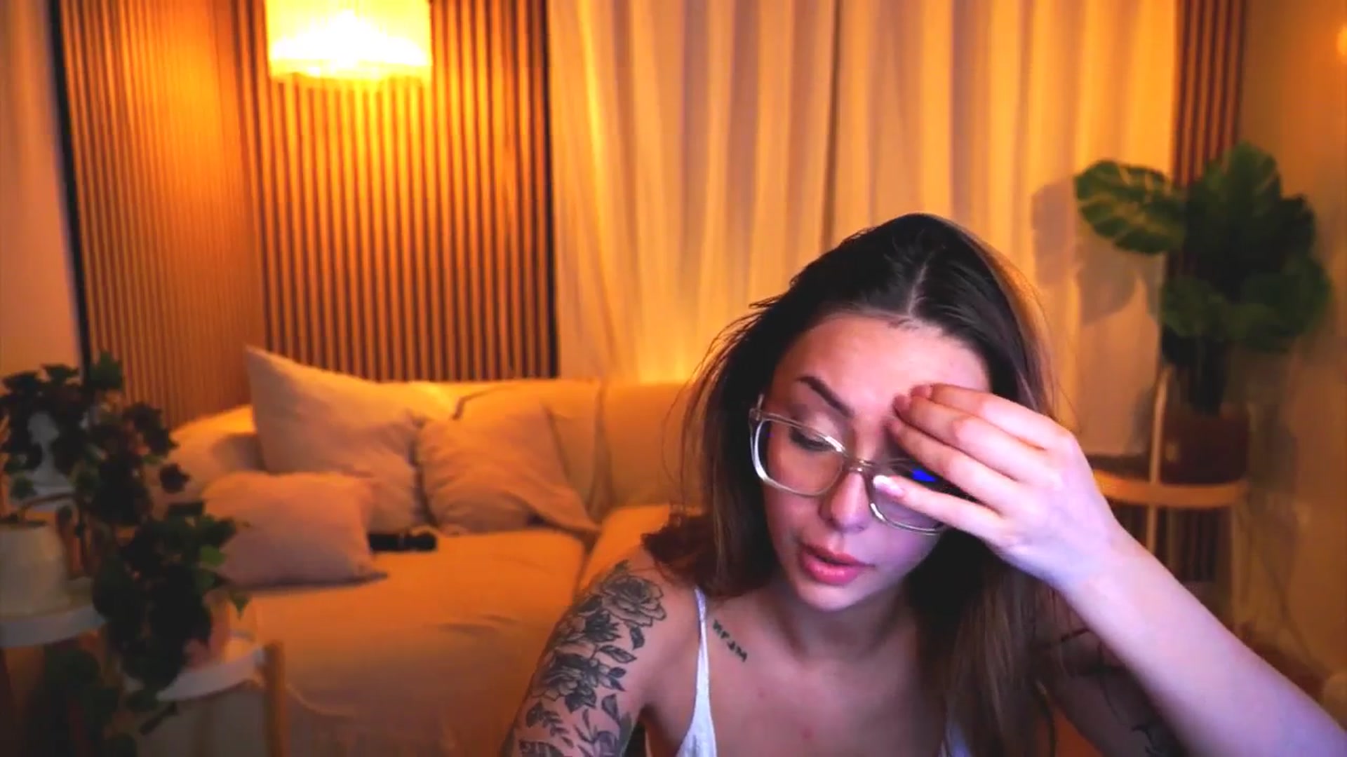 Gallery image thumbnail from Naomii18's myfreecams stream on, 04/24/2025, 19:24 image 15 of 20