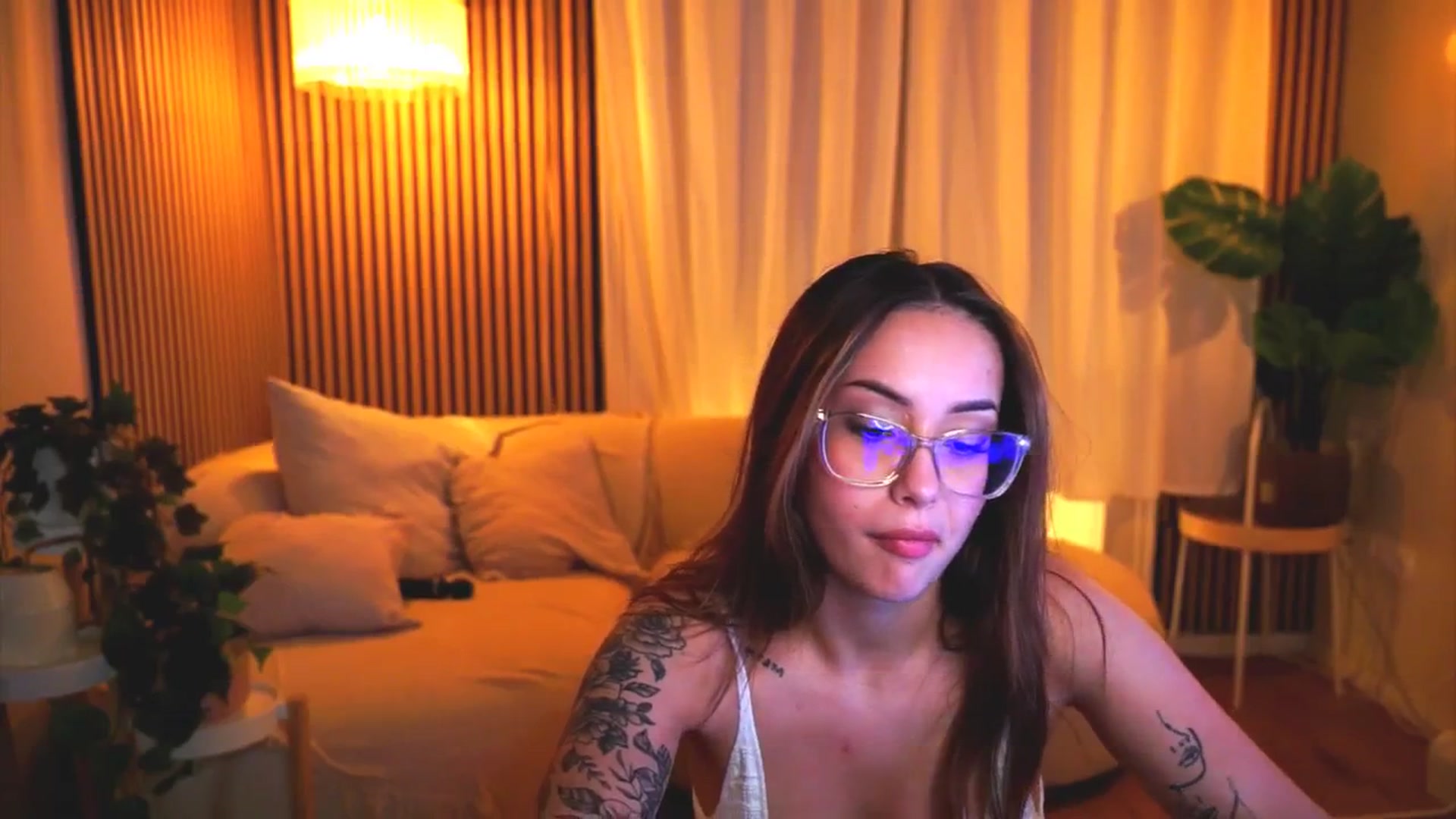 Gallery image thumbnail from Naomii18's myfreecams stream on, 04/24/2025, 19:24 image 17 of 20