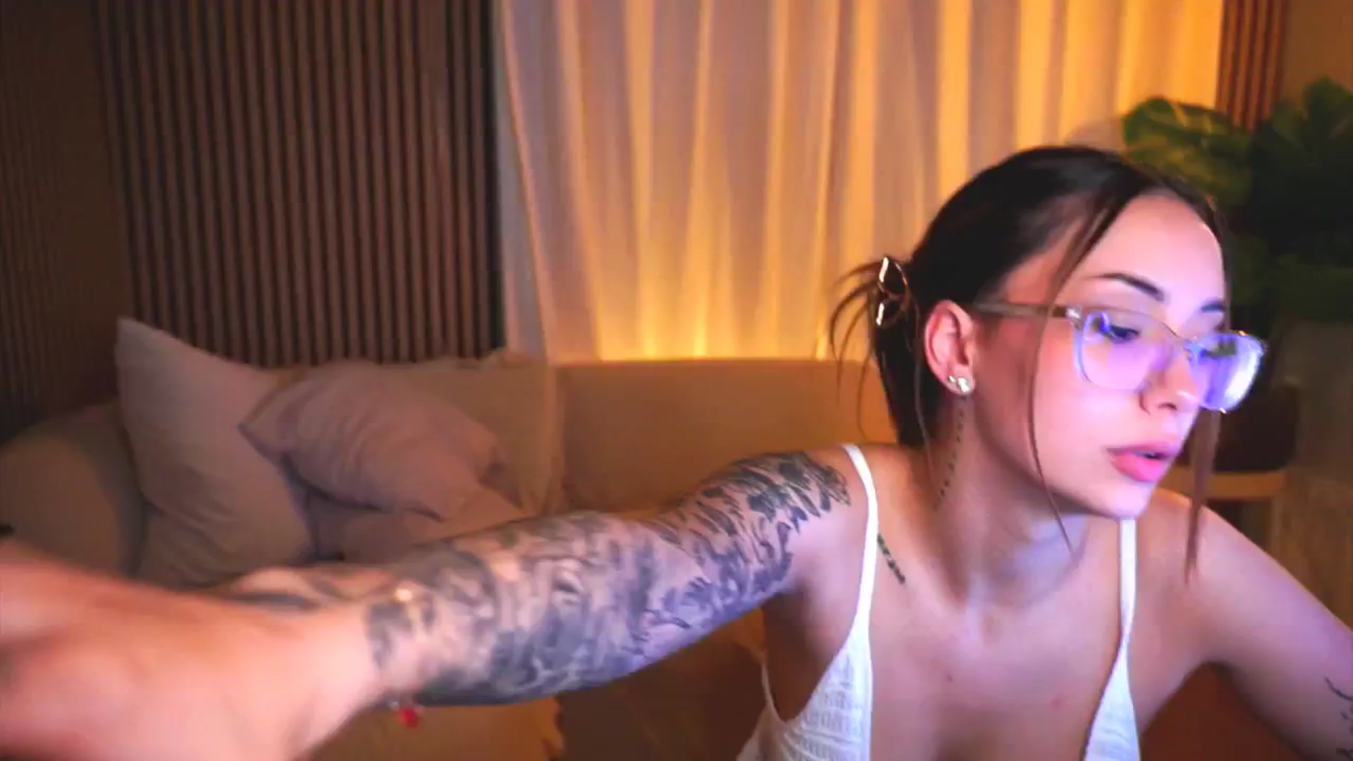Gallery image thumbnail from Naomii18's myfreecams stream on, 04/24/2025, 20:26 image 4 of 20