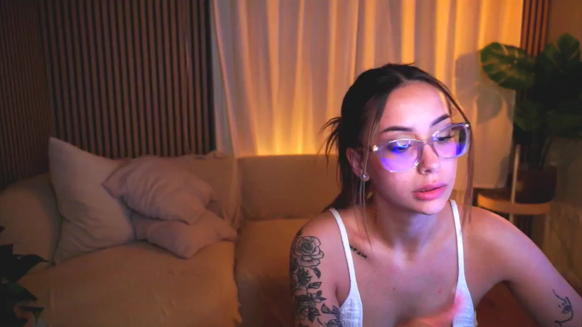 Gallery image thumbnail from Naomii18's myfreecams stream on, 04/24/2025, 20:26 image 10 of 20