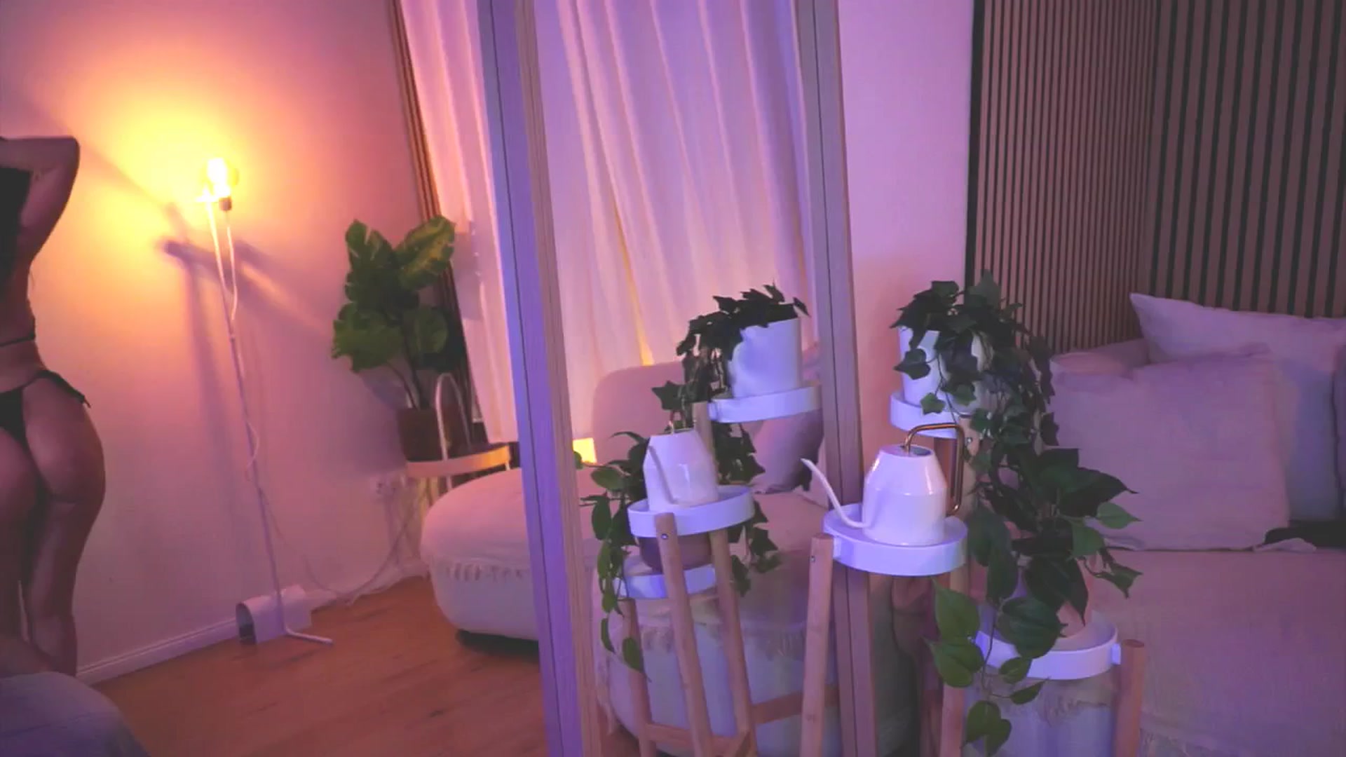 Gallery image thumbnail from Naomii18's myfreecams stream on, 04/25/2025, 19:58 image 10 of 20