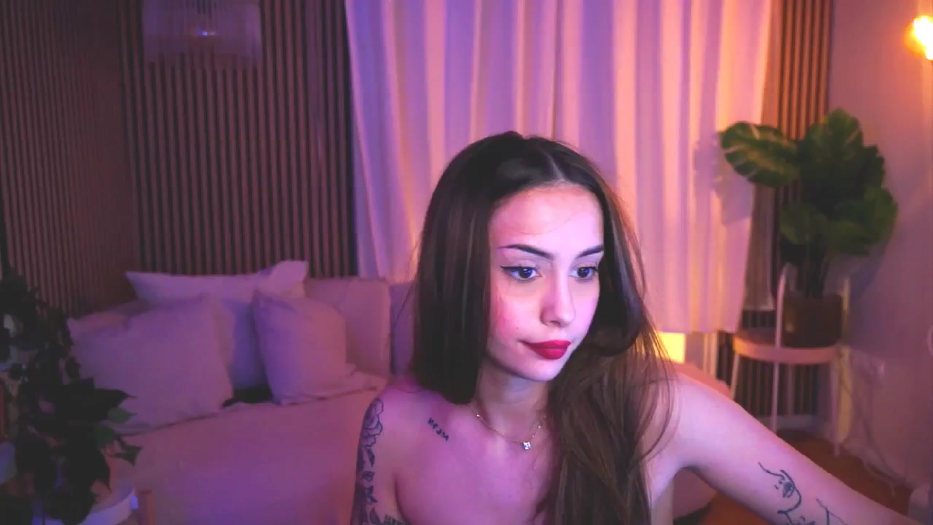 Gallery image thumbnail from Naomii18's myfreecams stream on, 04/25/2025, 19:58 image 7 of 20