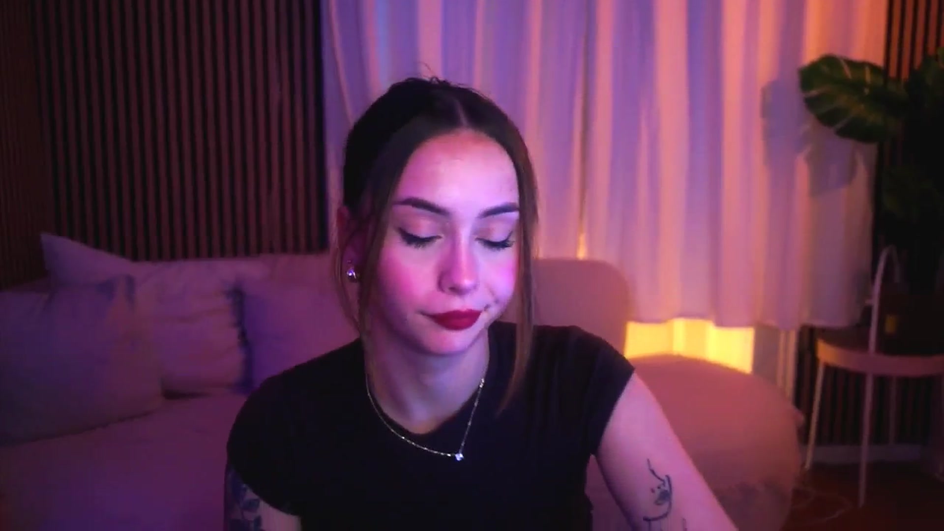 Gallery image thumbnail from Naomii18's myfreecams stream on, 04/27/2025, 17:46 image 15 of 20