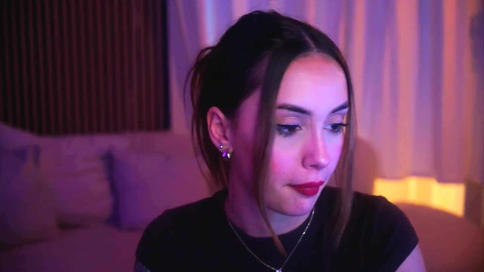 Gallery image thumbnail from Naomii18's myfreecams stream on, 04/27/2025, 17:46 image 6 of 20