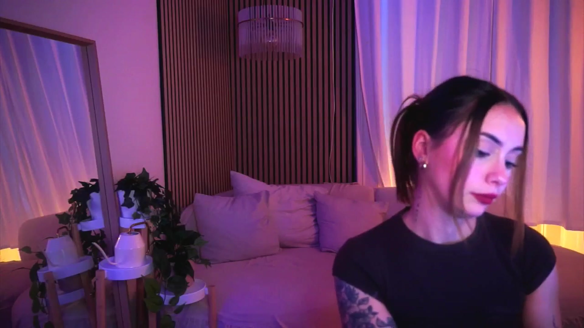 Gallery image thumbnail from Naomii18's myfreecams stream on, 04/27/2025, 17:46 image 12 of 20