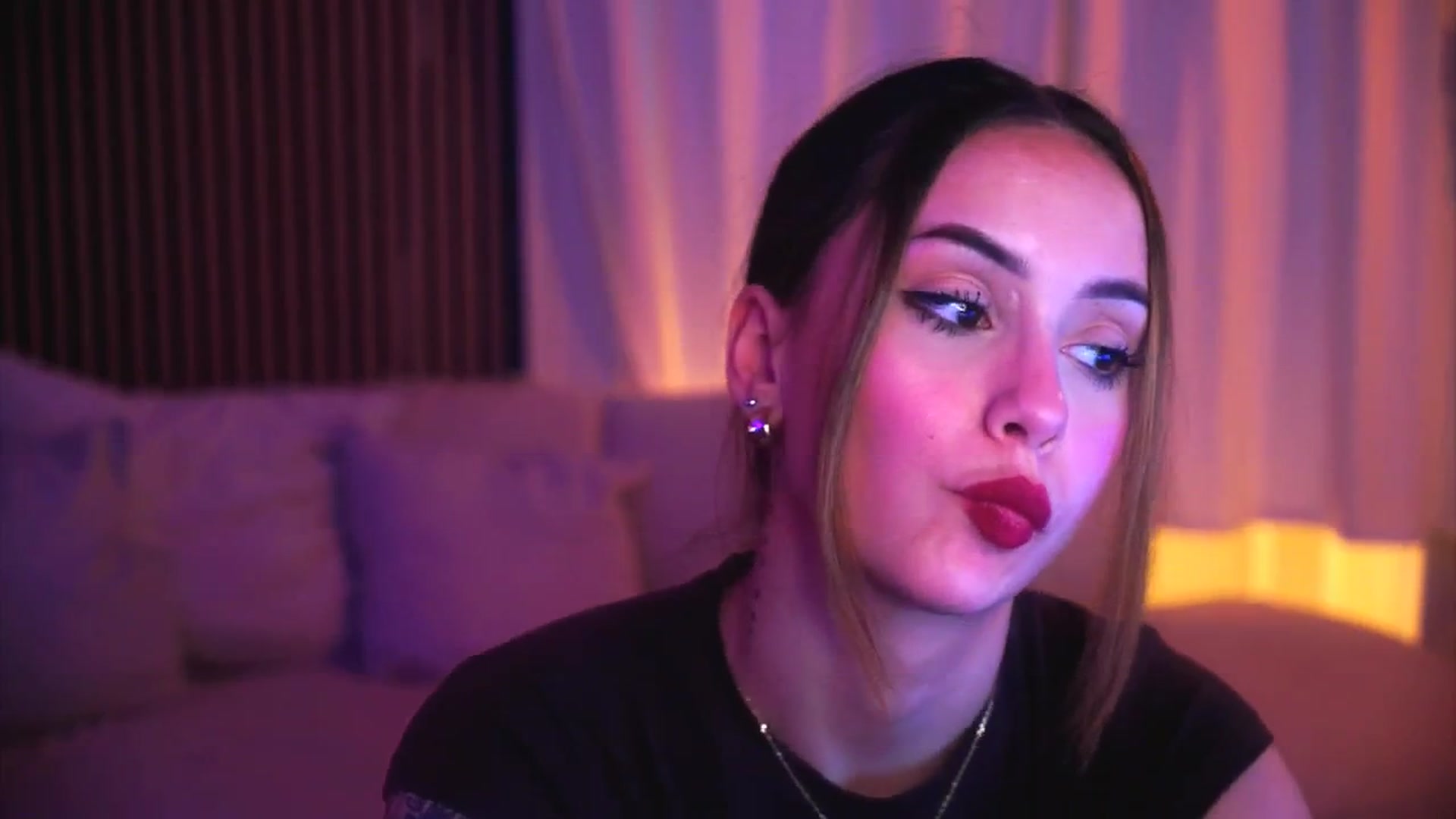 Gallery image thumbnail from Naomii18's myfreecams stream on, 04/27/2025, 17:46 image 18 of 20
