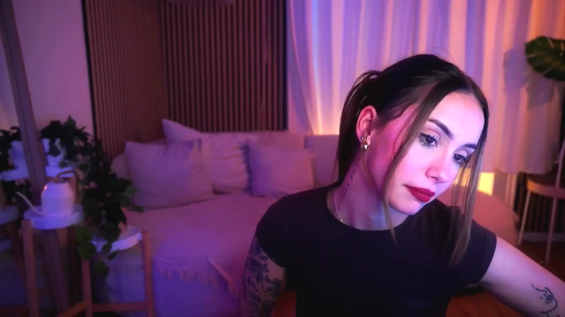 Gallery image thumbnail from Naomii18's myfreecams stream on, 04/27/2025, 17:46 image 10 of 20