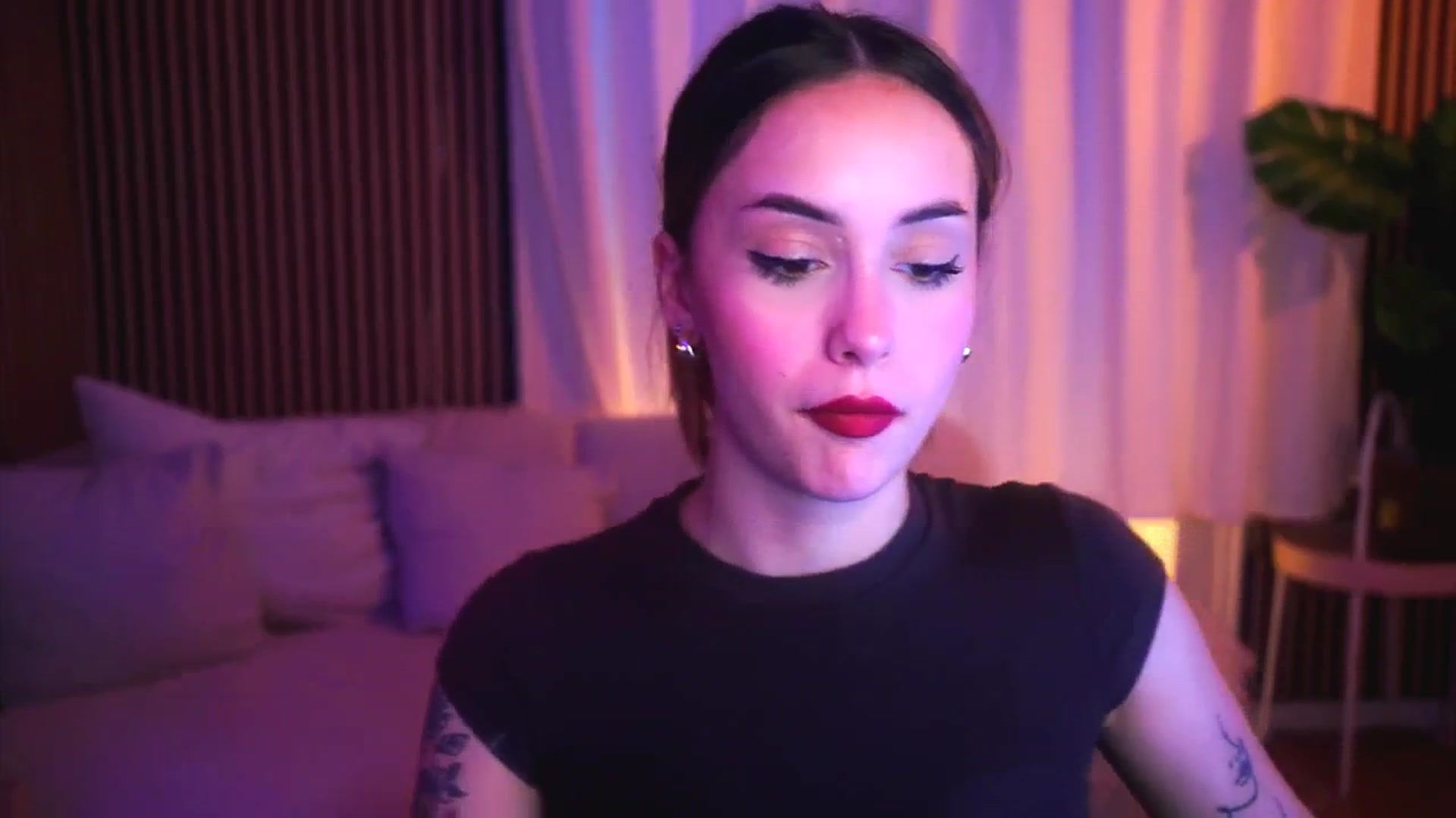 Gallery image thumbnail from Naomii18's myfreecams stream on, 04/27/2025, 17:46 image 13 of 20